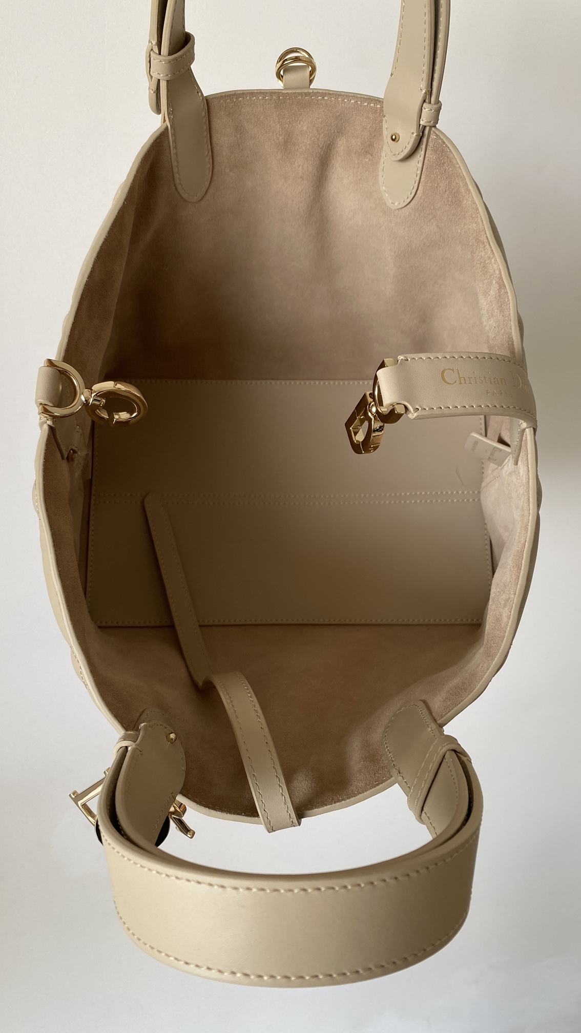 Bagsaaa Medium D10r Toujours Bag Dusty Ivory Macrocannage Calfskin - 28.5 x 21.5 x 17 cm