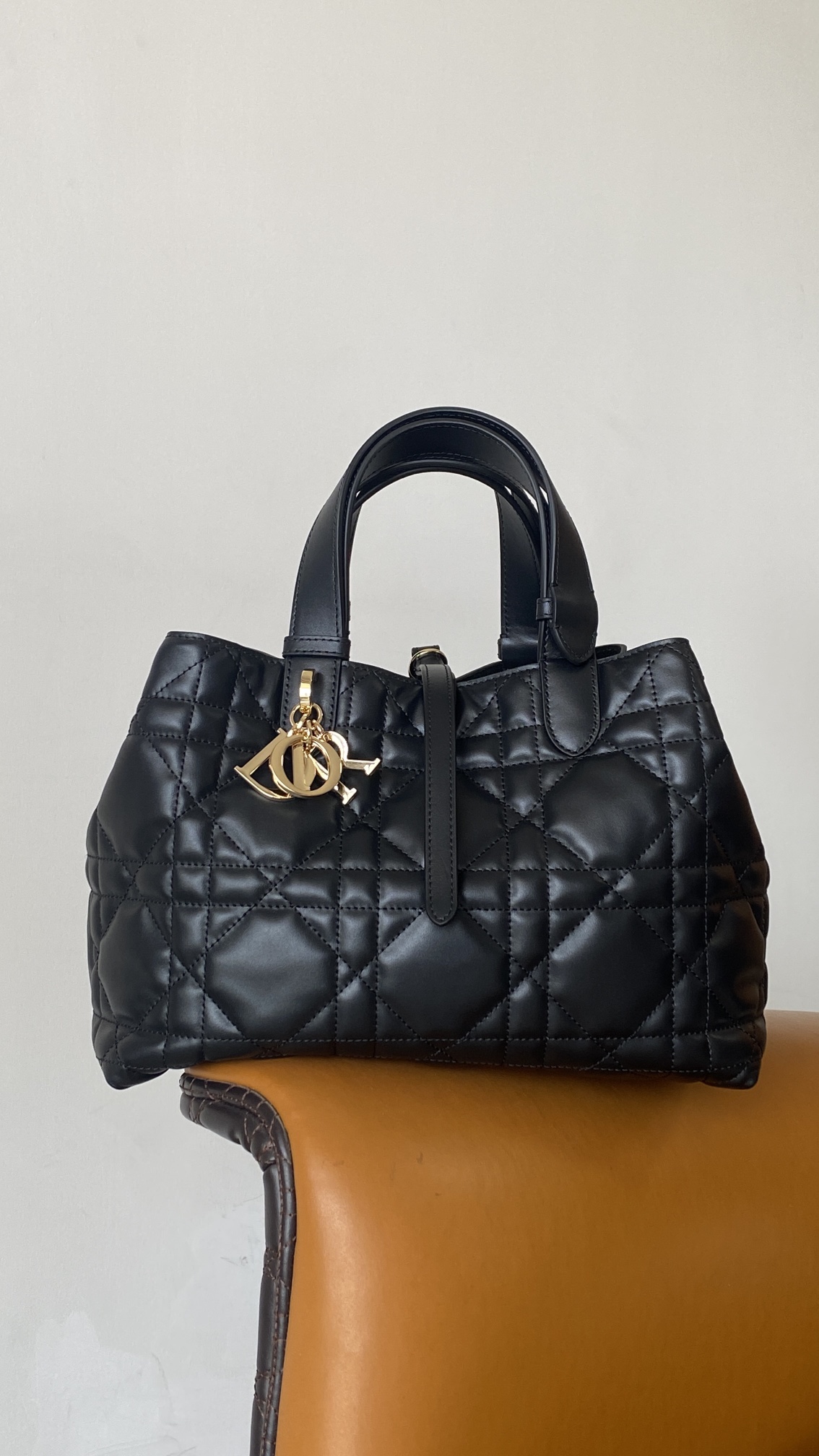 Bagsaaa Medium D10r Toujours Bag Black Macrocannage Calfskin - 28.5 x 21.5 x 17 cm 