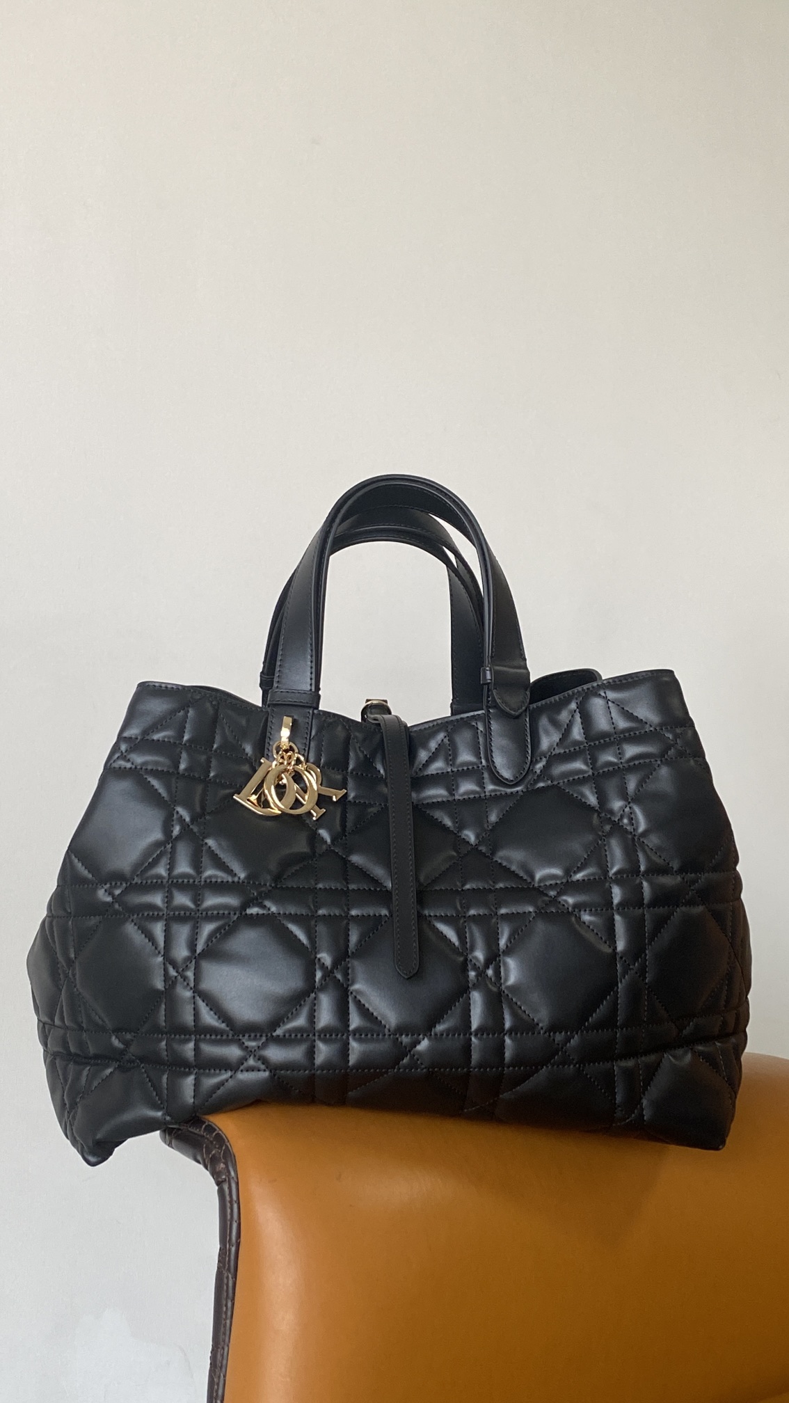 Bagsaaa Large D10r Toujours Bag Black Macrocannage Calfskin - 37 x 27 x 21 cm