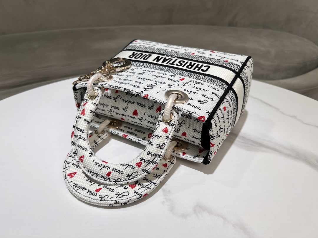 Bagsaaa D10ramour Medium Lady D-Lite Bag White Embroidery with Black and Red Je Vous Adore Motif - 24 x 21 x 12 cm