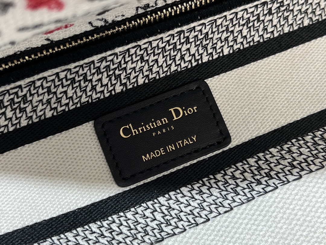 Bagsaaa D10ramour Medium Lady D-Lite Bag White Embroidery with Black and Red Je Vous Adore Motif - 24 x 21 x 12 cm