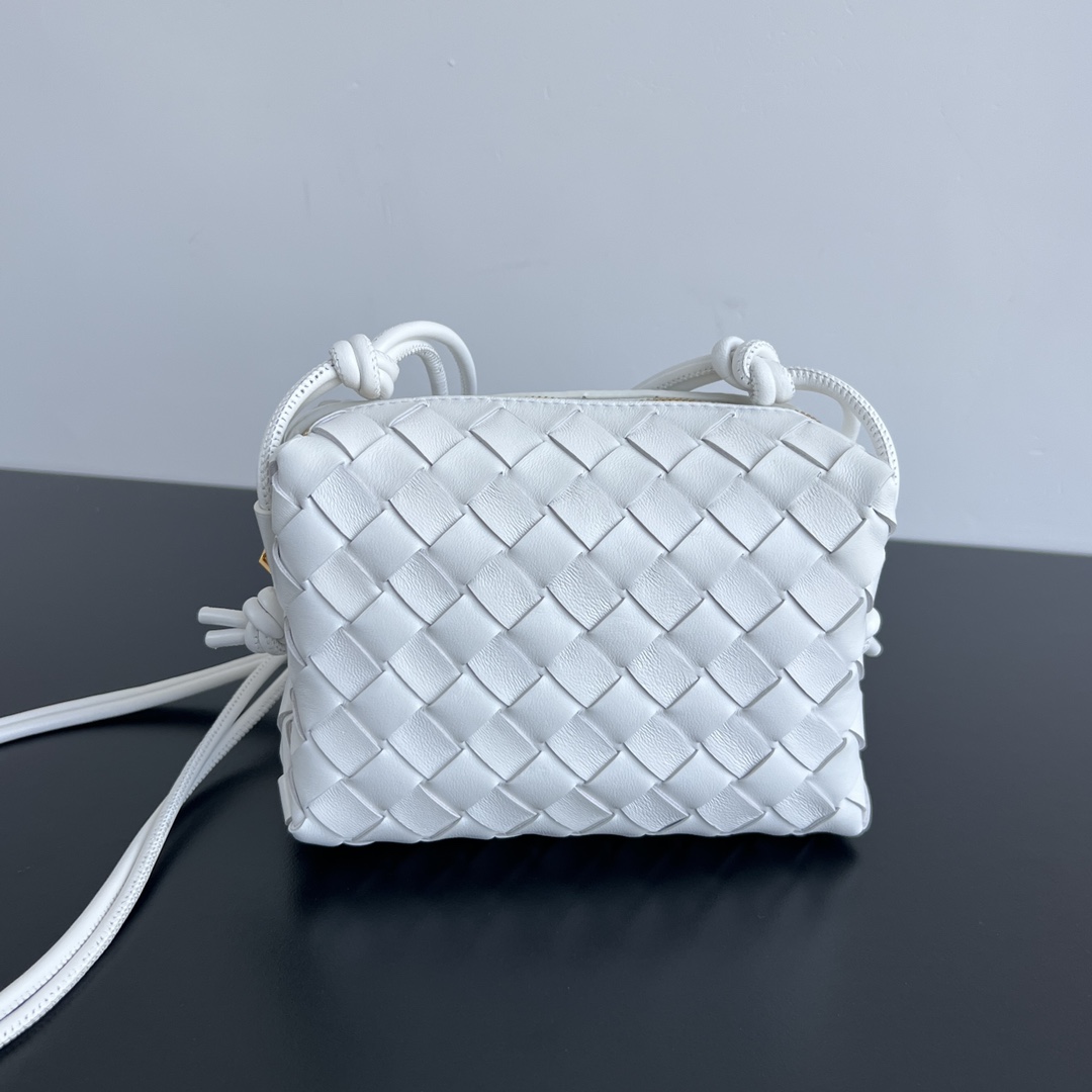Bagsaaa B0tt*ga Ven*ta Mini Loop Camera Bag White - 17x10x6 cm