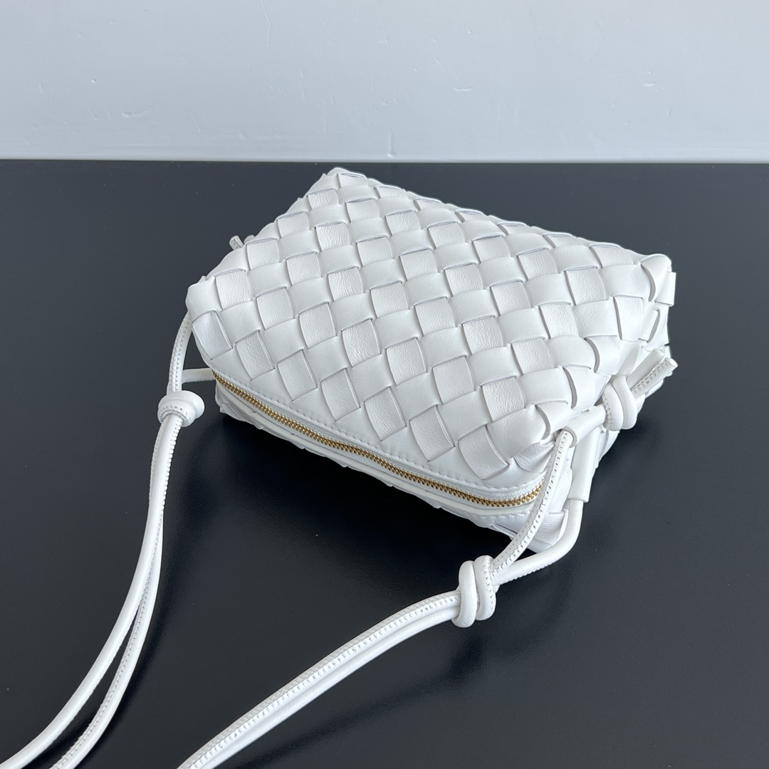 Bagsaaa B0tt*ga Ven*ta Mini Loop Camera Bag White - 17x10x6 cm