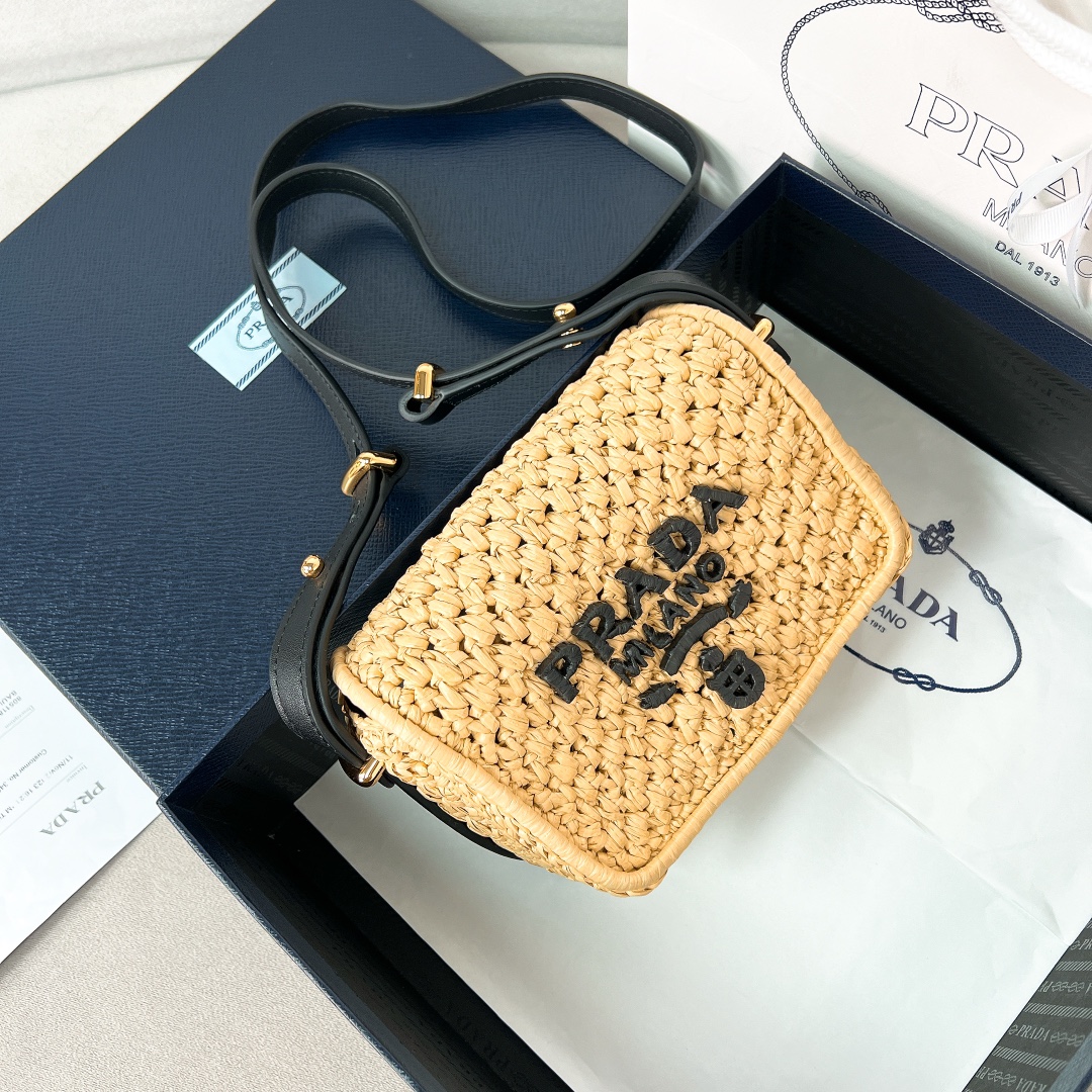 Bagsaaa Pra*a Crochet and leather shoulder bag - 16x11x5 cm