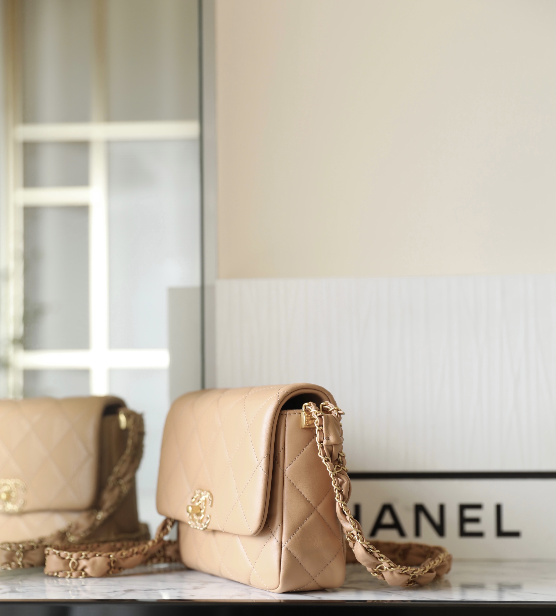 Bagsaaa Ch**el Shoulder Bag Nude Lambskin & Gold - 20x5x15 cm