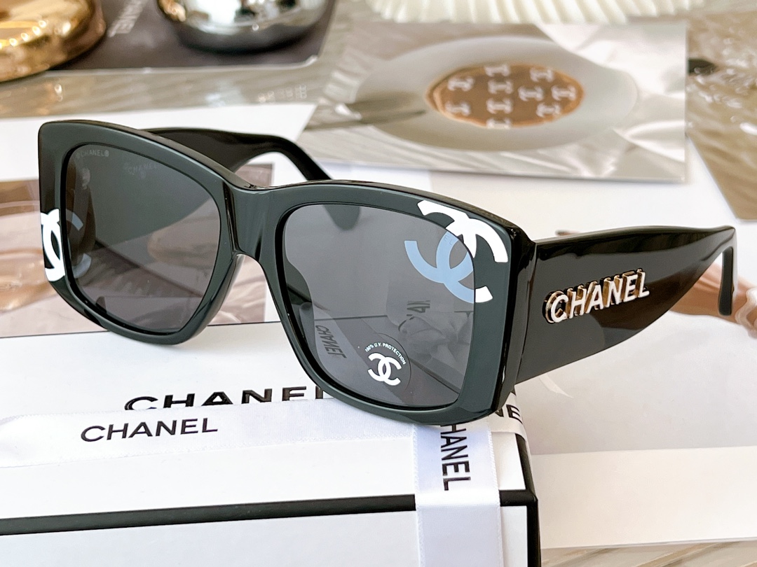Bagsaaa Ch**el Black Square Sunglasses