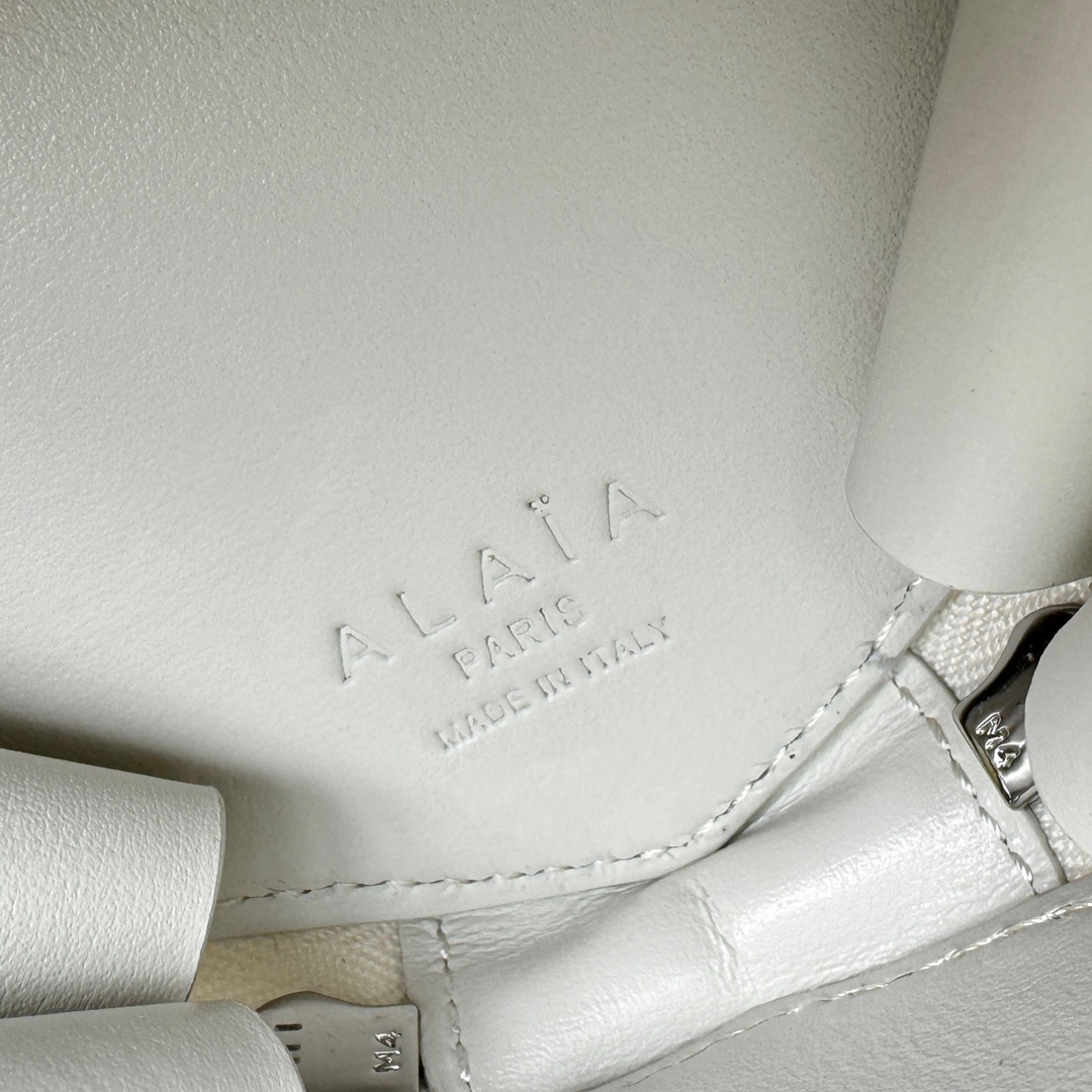 Bagsaaa Alaia Coeur Bag White - 21x17x5cm