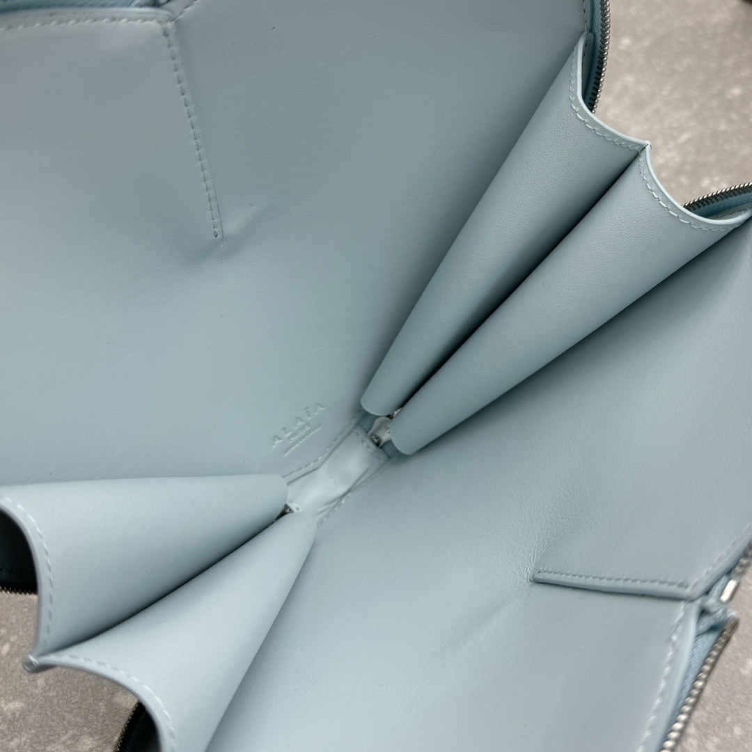 Bagsaaa Alaia Coeur Bag Light Blue - 21x17x5cm