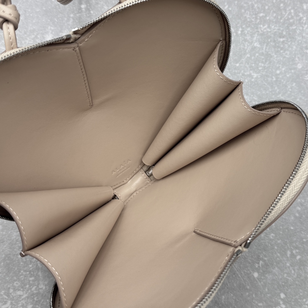 Bagsaaa Alaia Coeur Bag Light Beige - 21x17x5cm