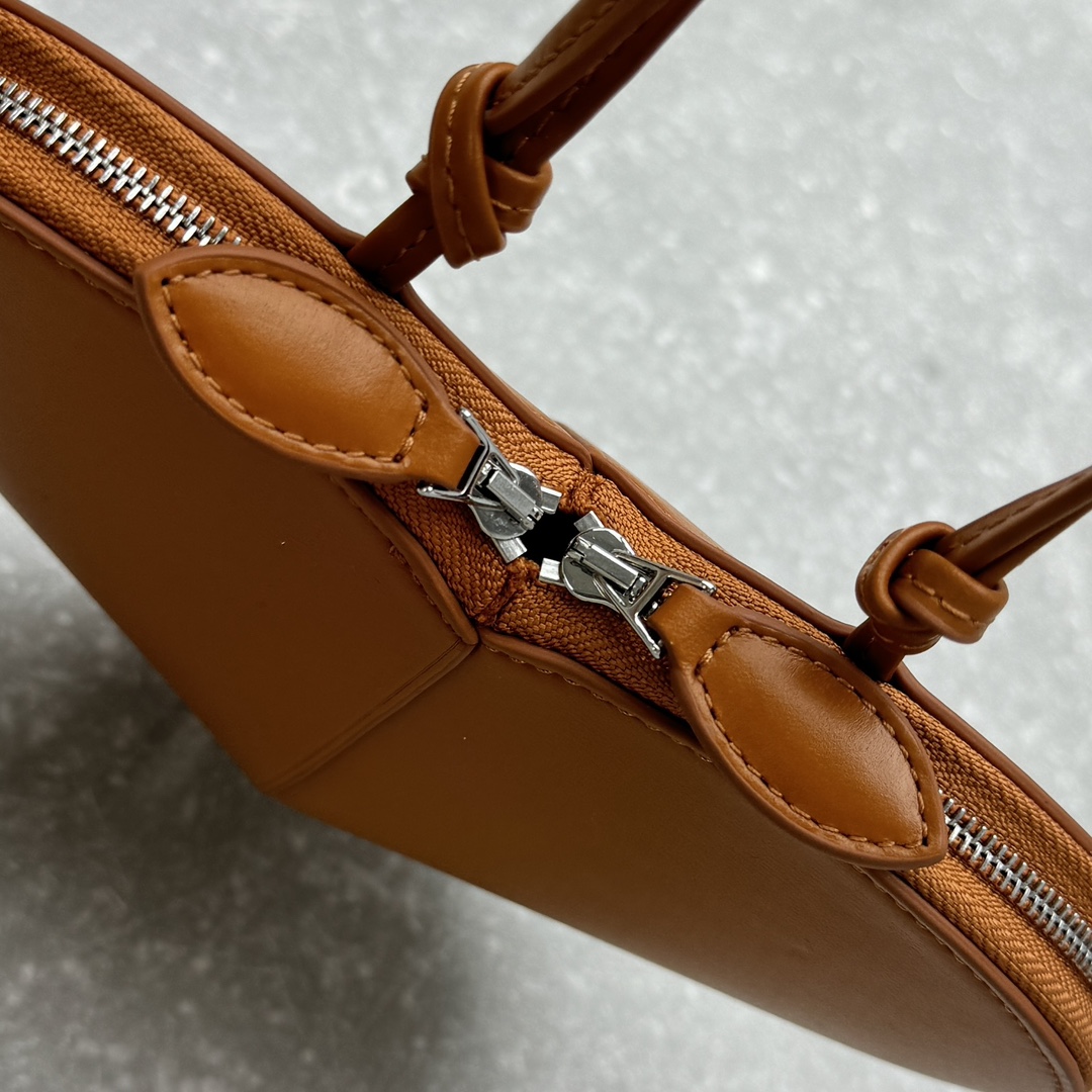 Bagsaaa Alaia Coeur Bag Brown - 21x17x5cm