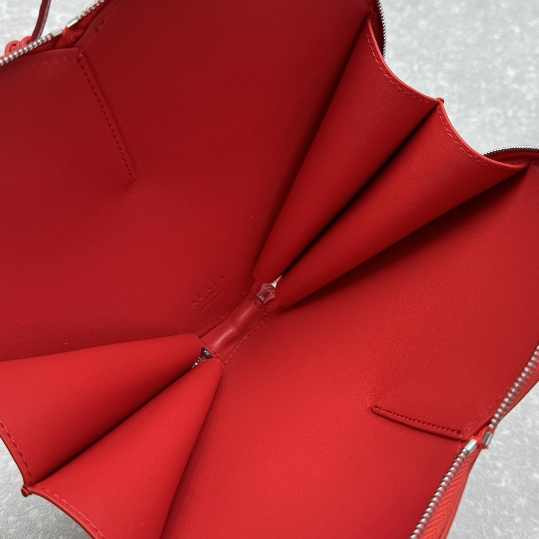 Bagsaaa Alaia Coeur Bag Red Patent - 21x17x5cm