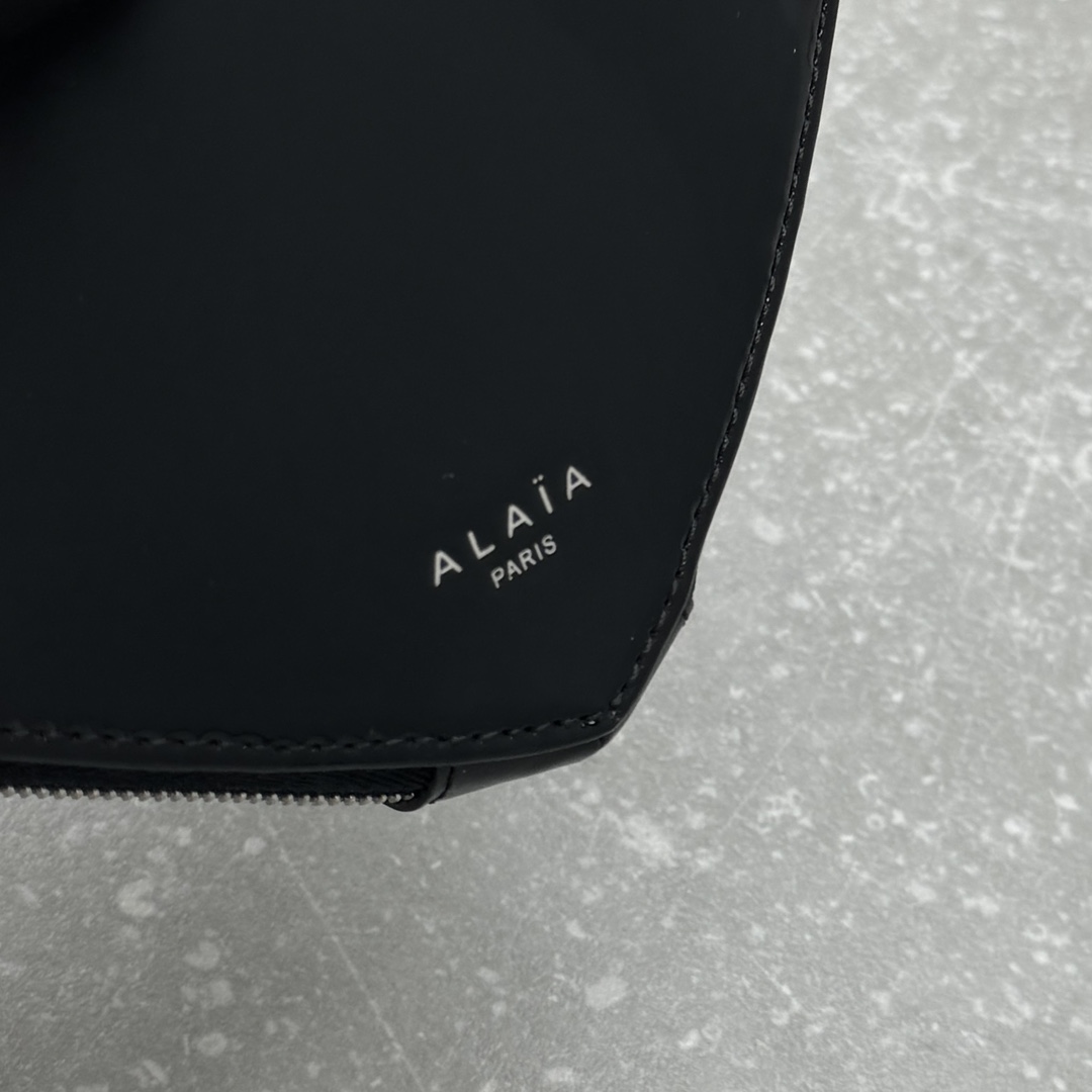 Bagsaaa Alaia Coeur Bag Black Patent - 21x17x5cm