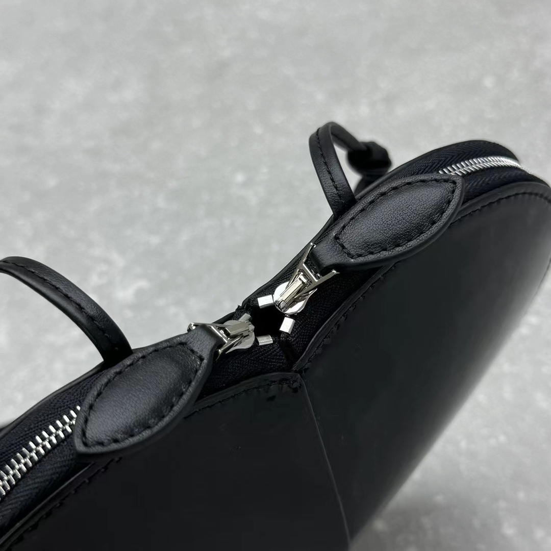 Bagsaaa Alaia Coeur Bag Black Patent - 21x17x5cm
