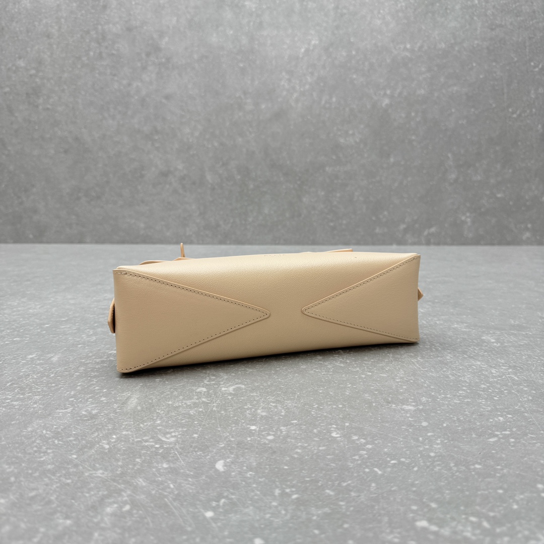 Bagsaaa Alaia Le Teckel Small Bag Nude - 27x9x8 cm
