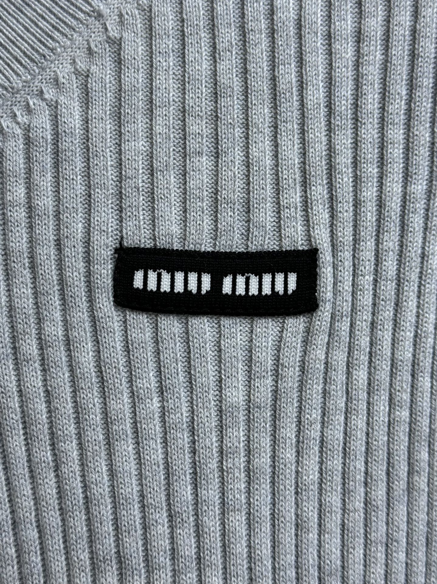 Bagsaaa M1um1u Long-Sleeved Sweater Light Gray