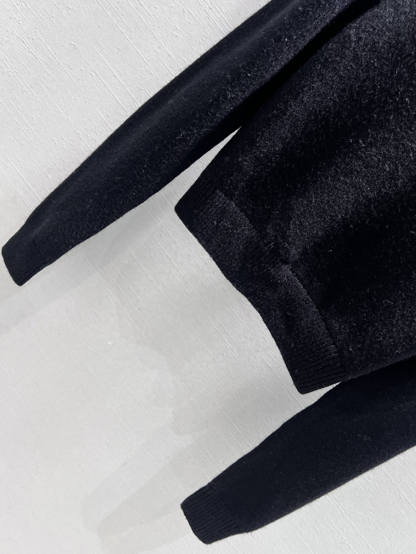 Bagsaaa M1um1u Long-Sleeved Sweater Black 01