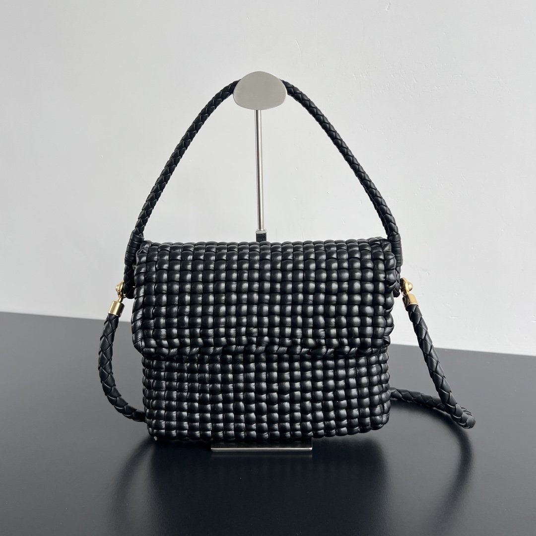 Bagsaaa B0tt*ga Ven*ta Swing Bag Black - 25x19x6 cm