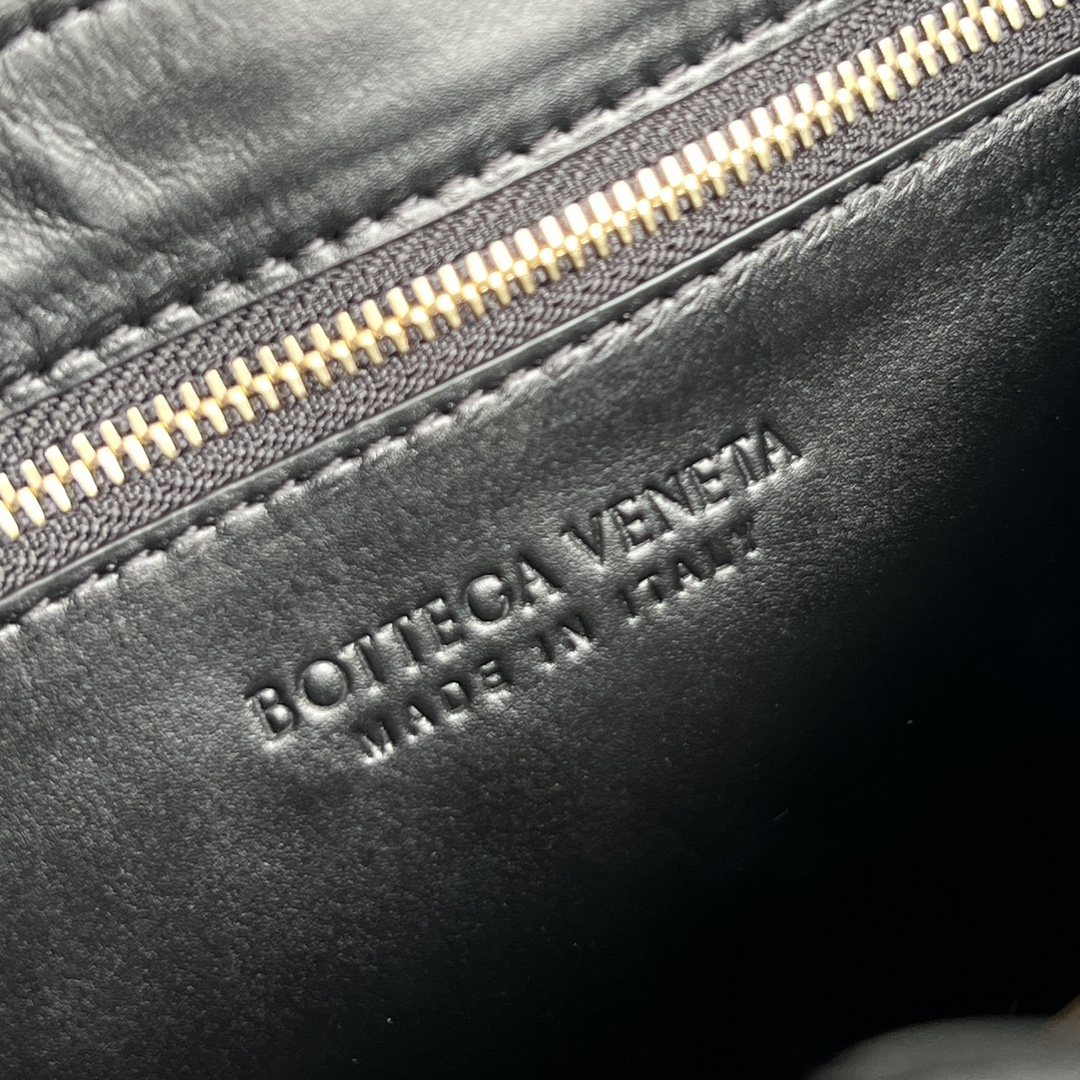 Bagsaaa B0tt*ga Ven*ta Swing Bag Black - 25x19x6 cm