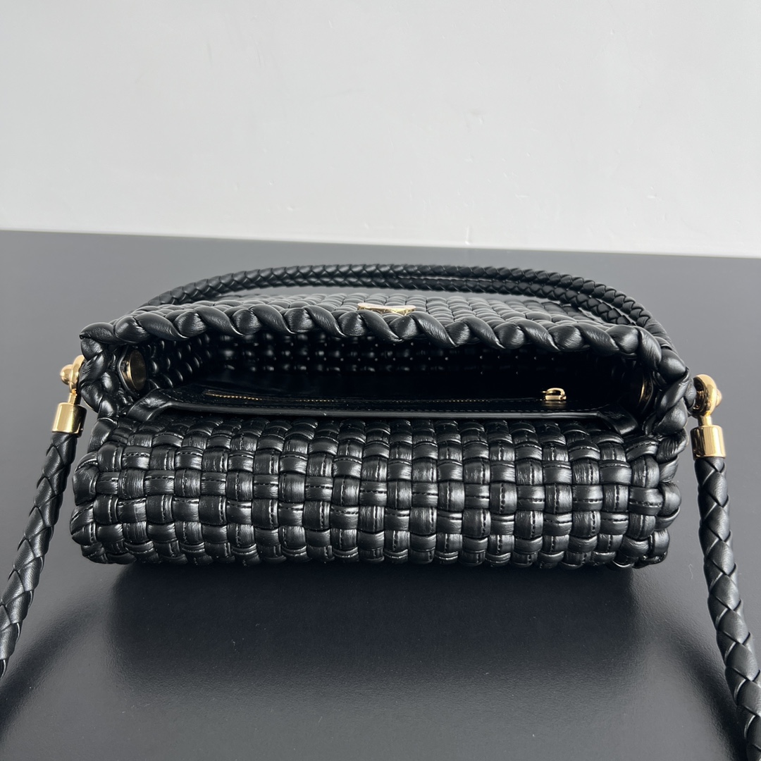 Bagsaaa B0tt*ga Ven*ta Swing Bag Black - 25x19x6 cm