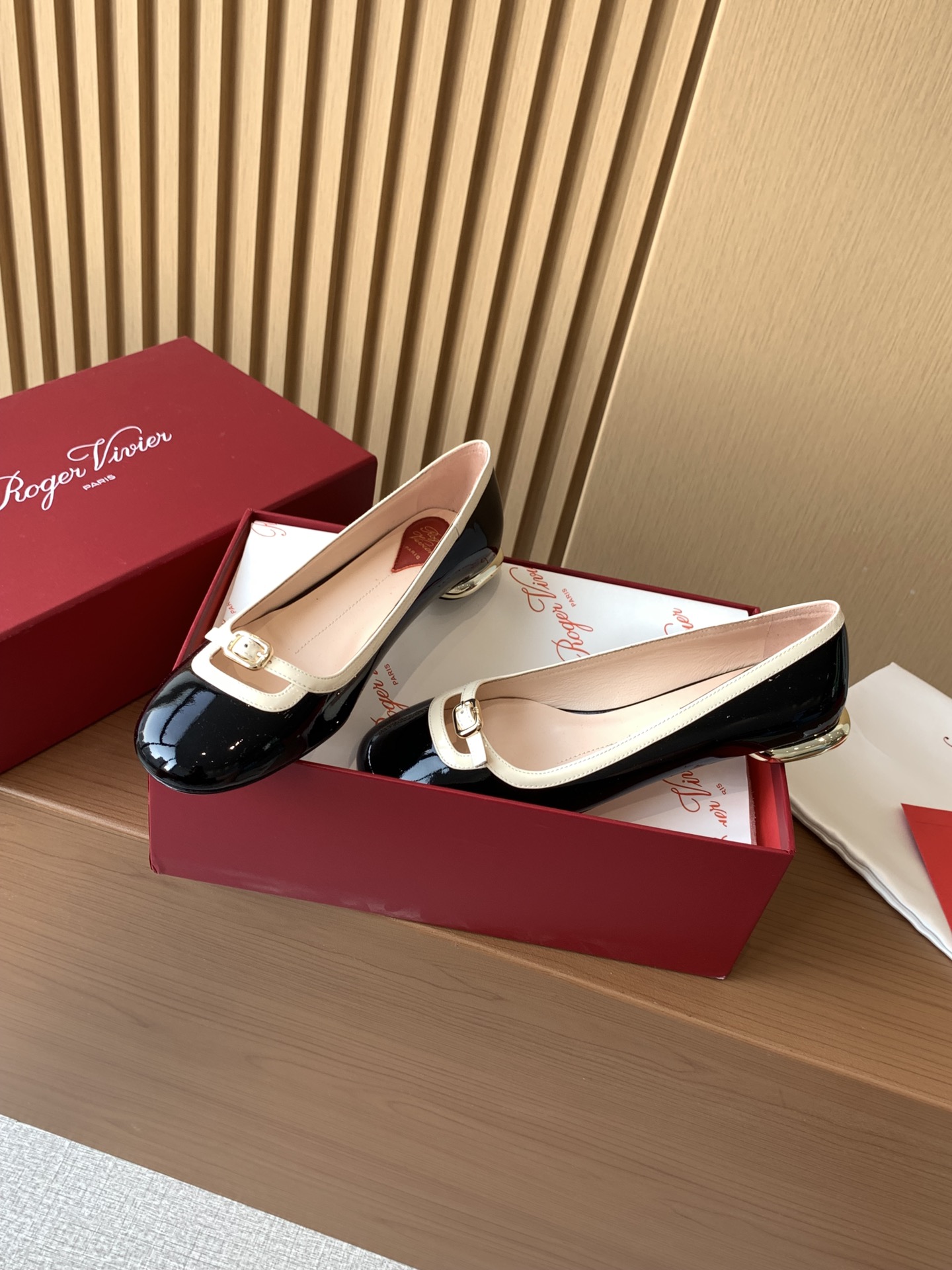 Bagsaaa Roger Vivier Podium Ballerinas in patent leather black