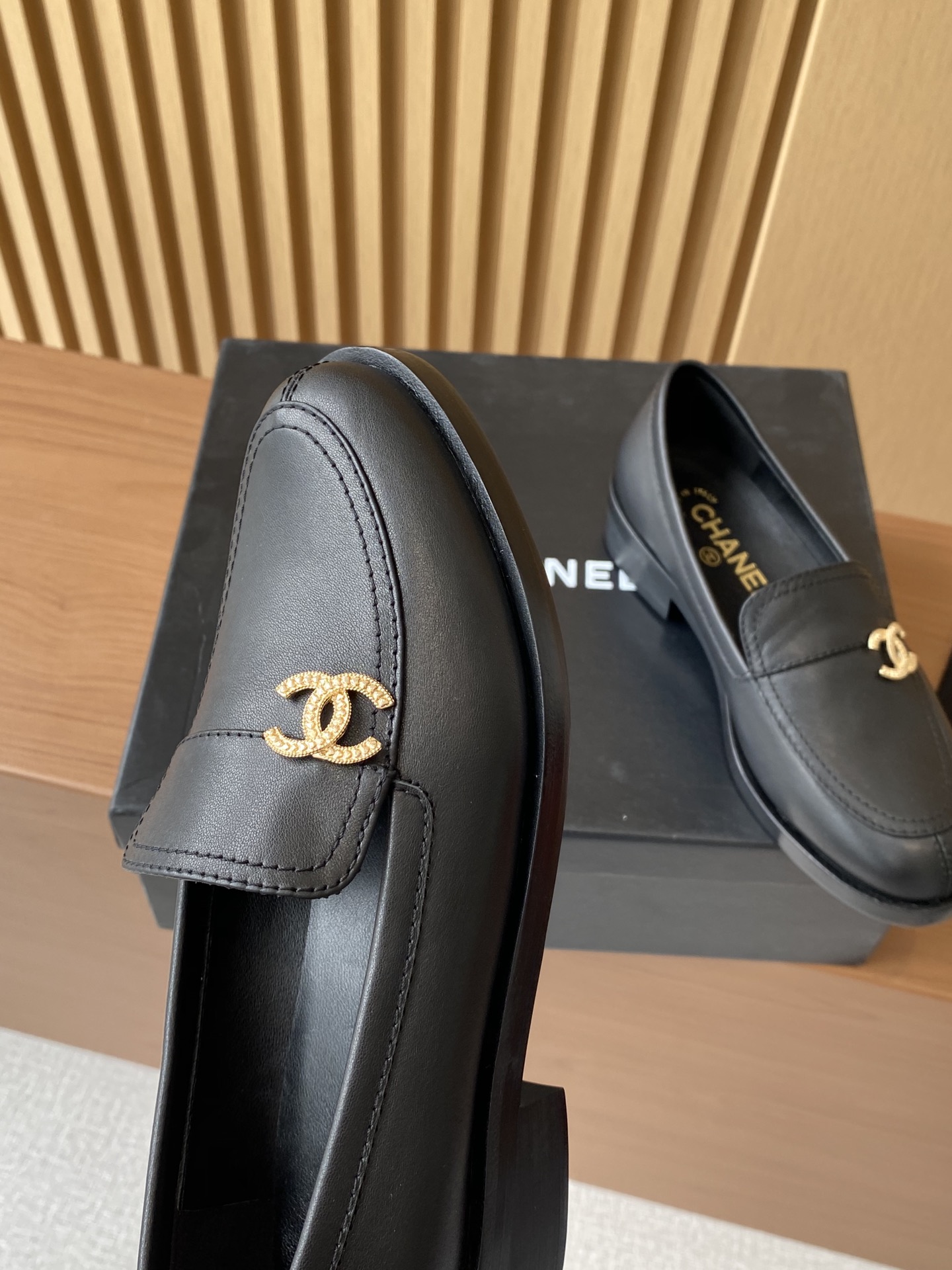 Bagsaaa Ch**el Moccasins Black Calfskin G45882