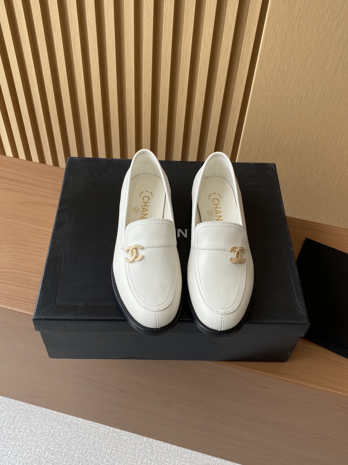 Bagsaaa Ch**el Moccasins White Calfskin G45882