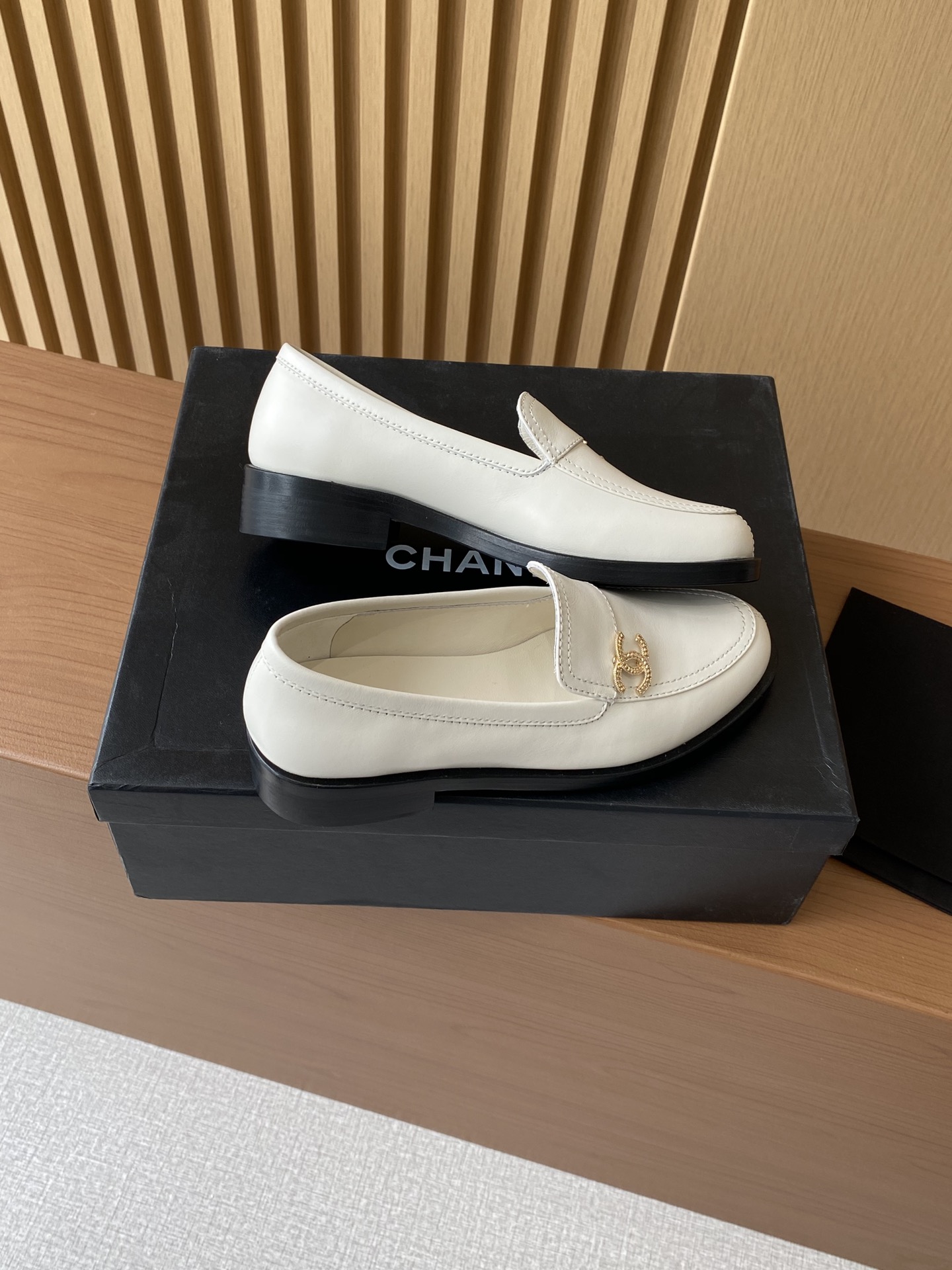 Bagsaaa Ch**el Moccasins White Calfskin G45882