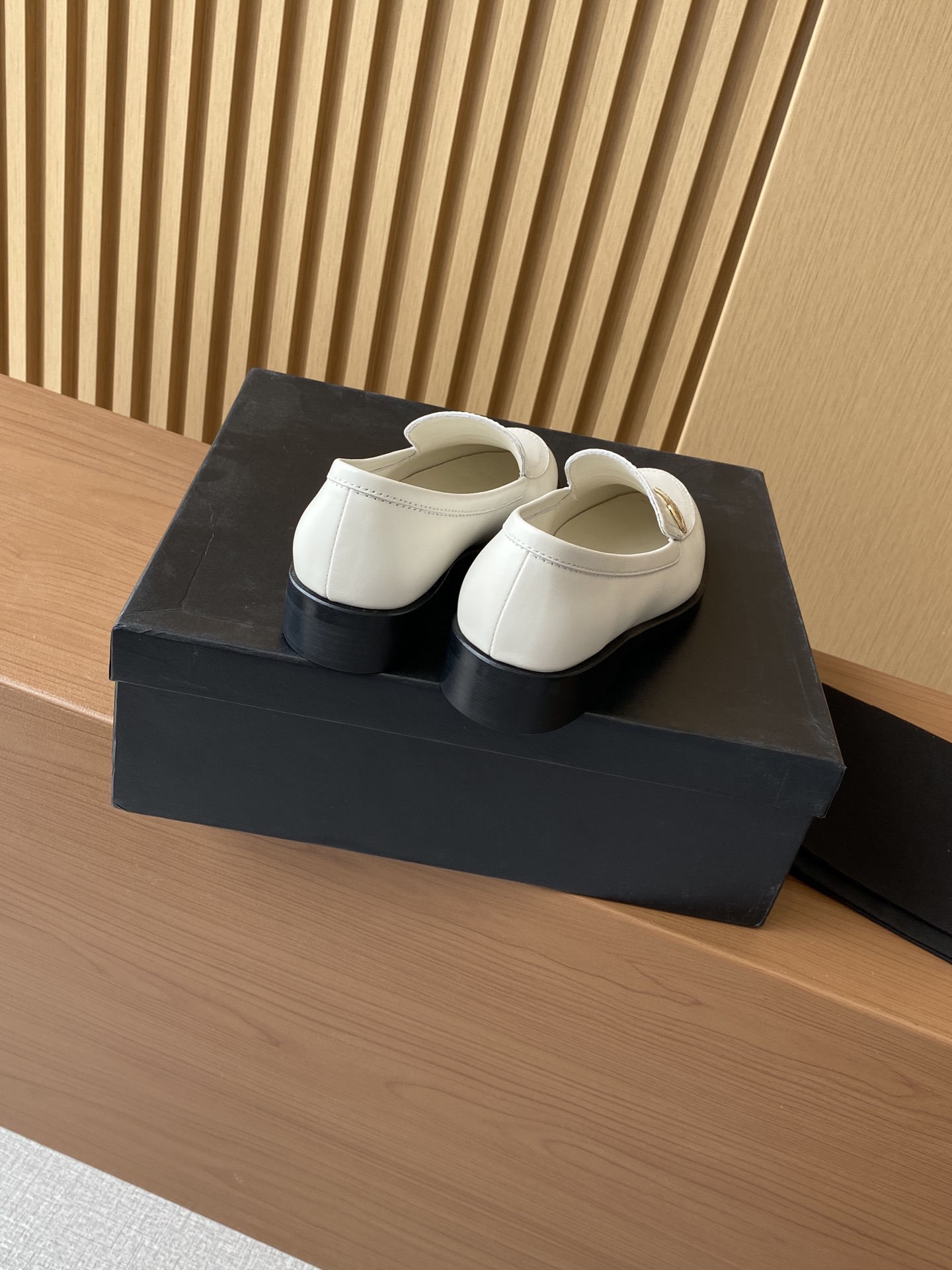Bagsaaa Ch**el Moccasins White Calfskin G45882