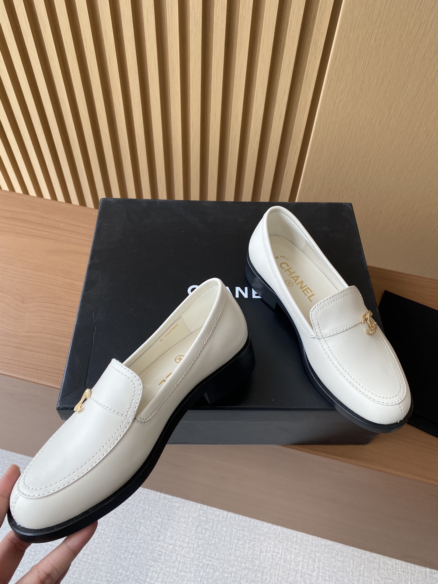 Bagsaaa Ch**el Moccasins White Calfskin G45882