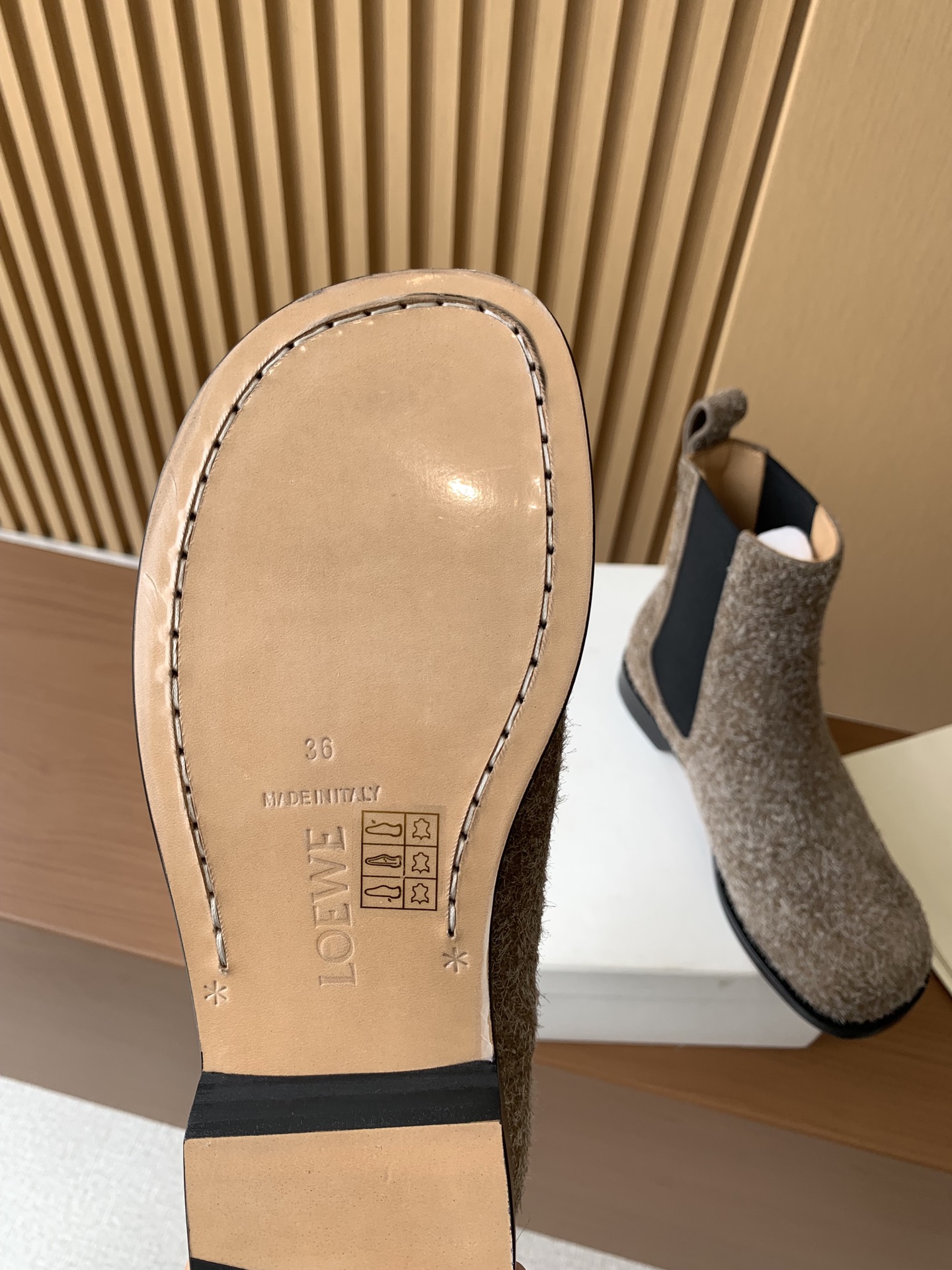 Bagsaaa L0ew* Campo Chelsea boot in brushed suede beige