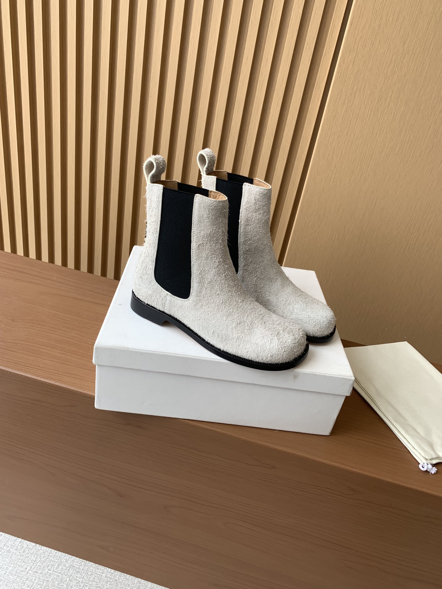 Bagsaaa L0ew* Campo Chelsea boot in brushed suede white