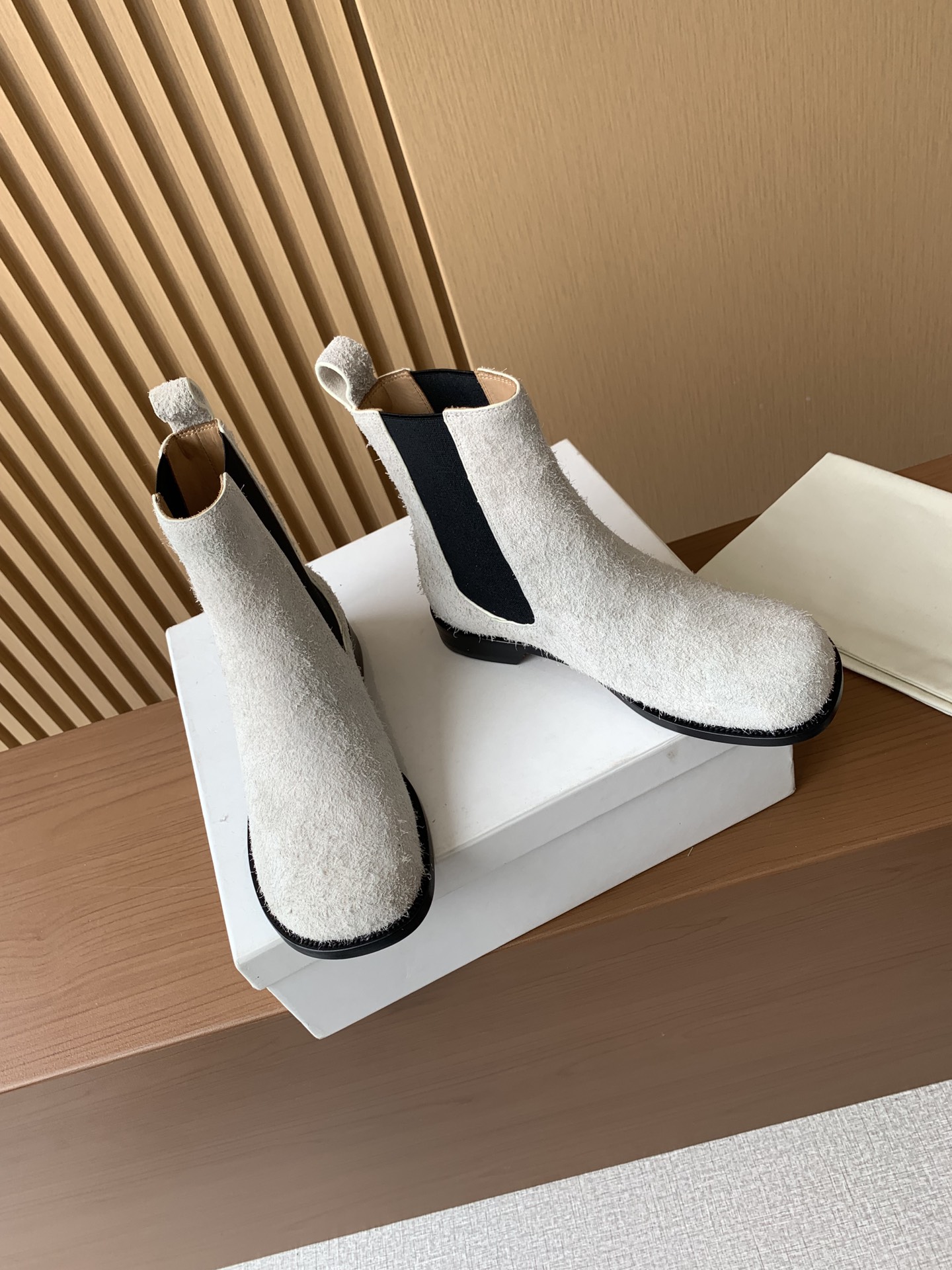 Bagsaaa L0ew* Campo Chelsea boot in brushed suede white