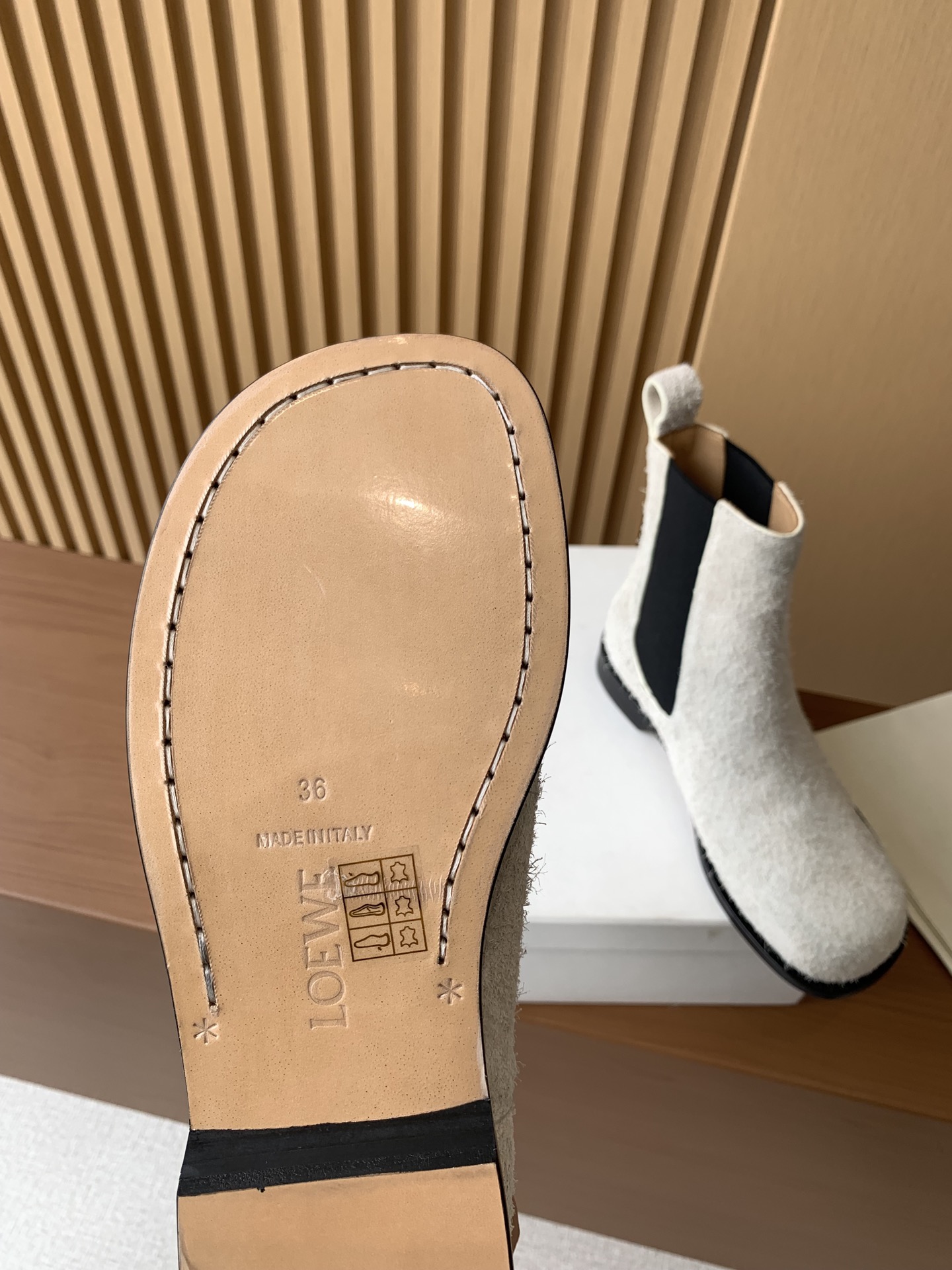 Bagsaaa L0ew* Campo Chelsea boot in brushed suede white
