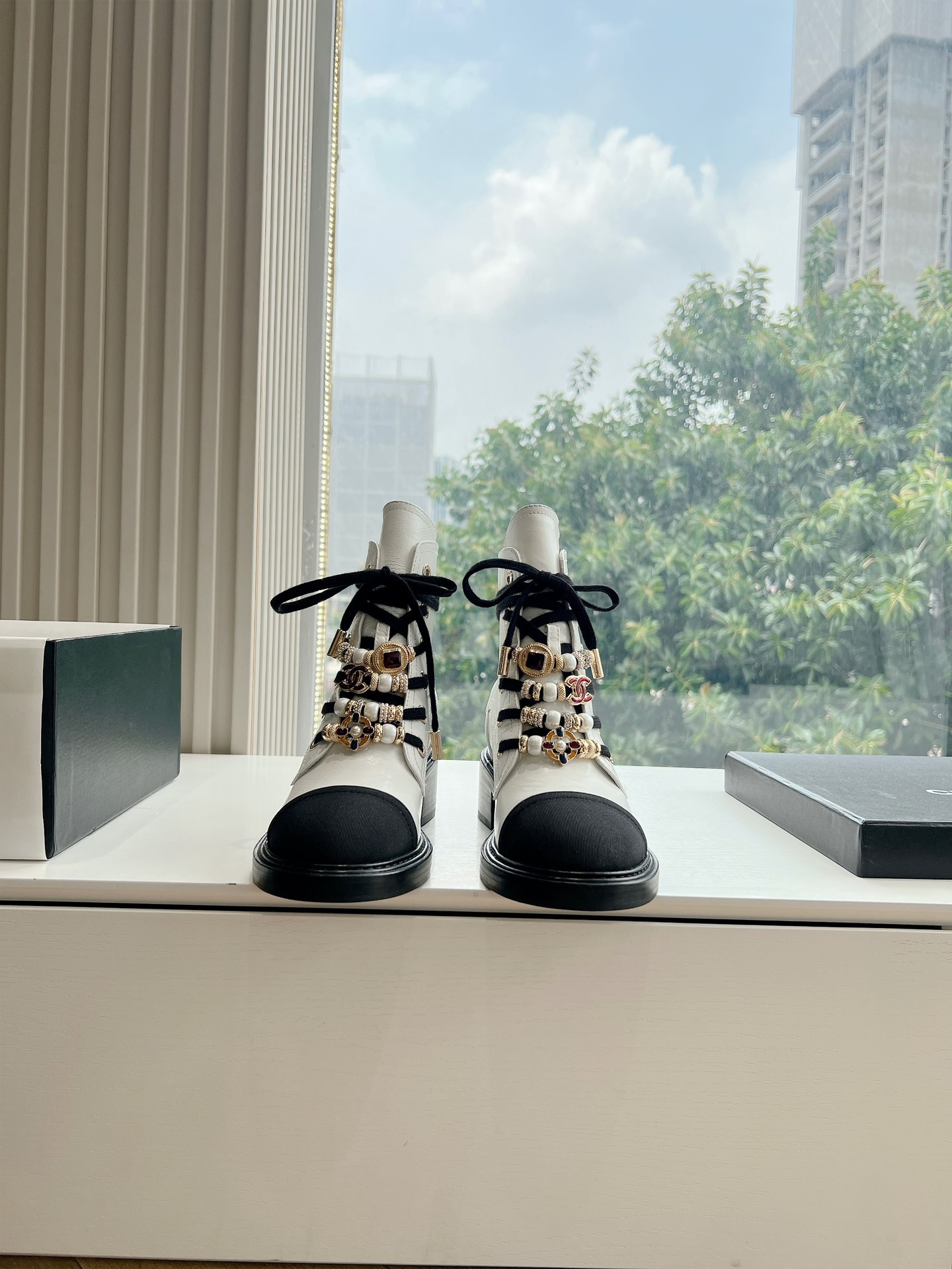 Bagsaaa Ch**el Combat Boots White Calfskin Strass & Metal G45856