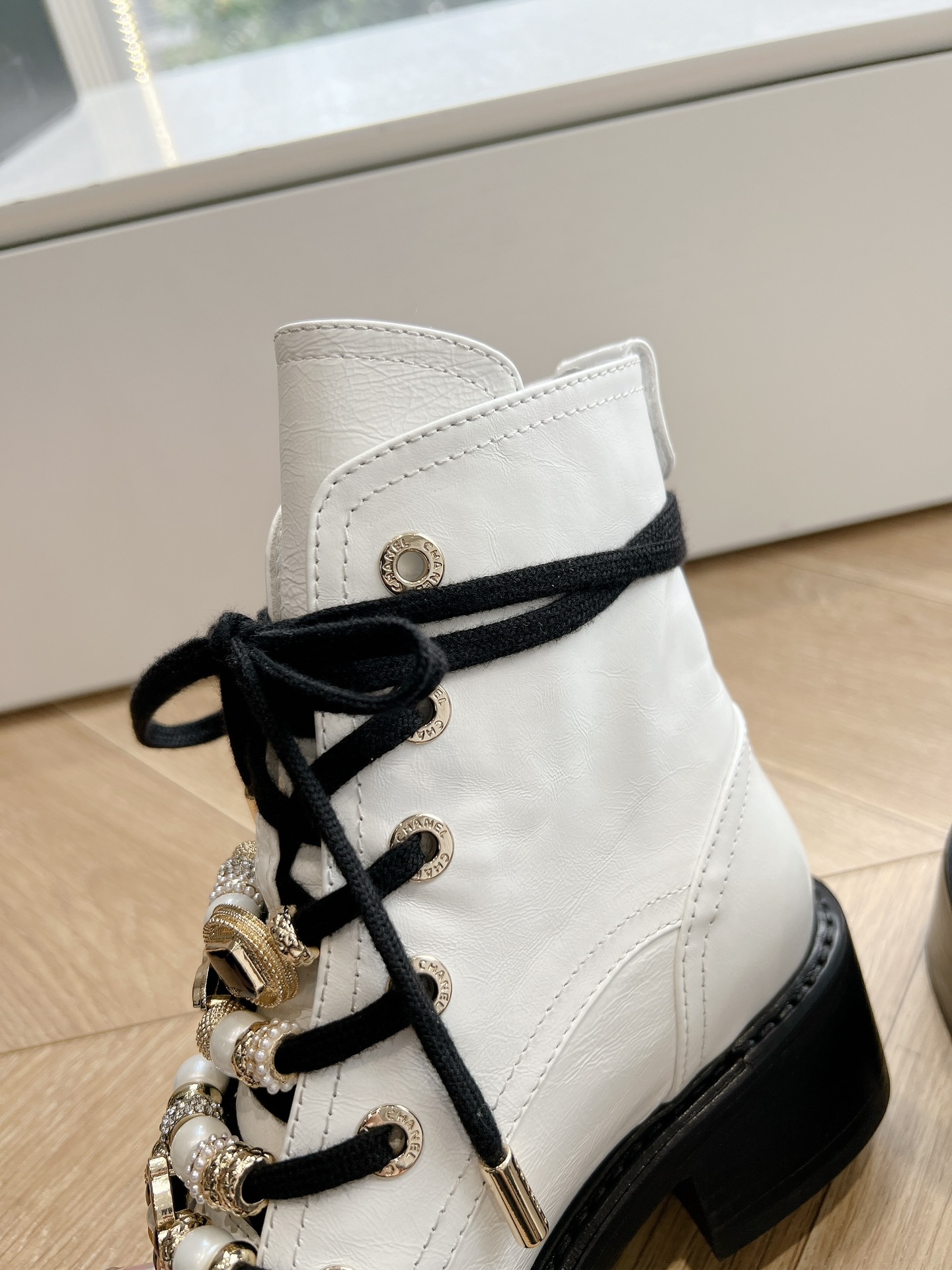 Bagsaaa Ch**el Combat Boots White Calfskin Strass & Metal G45856