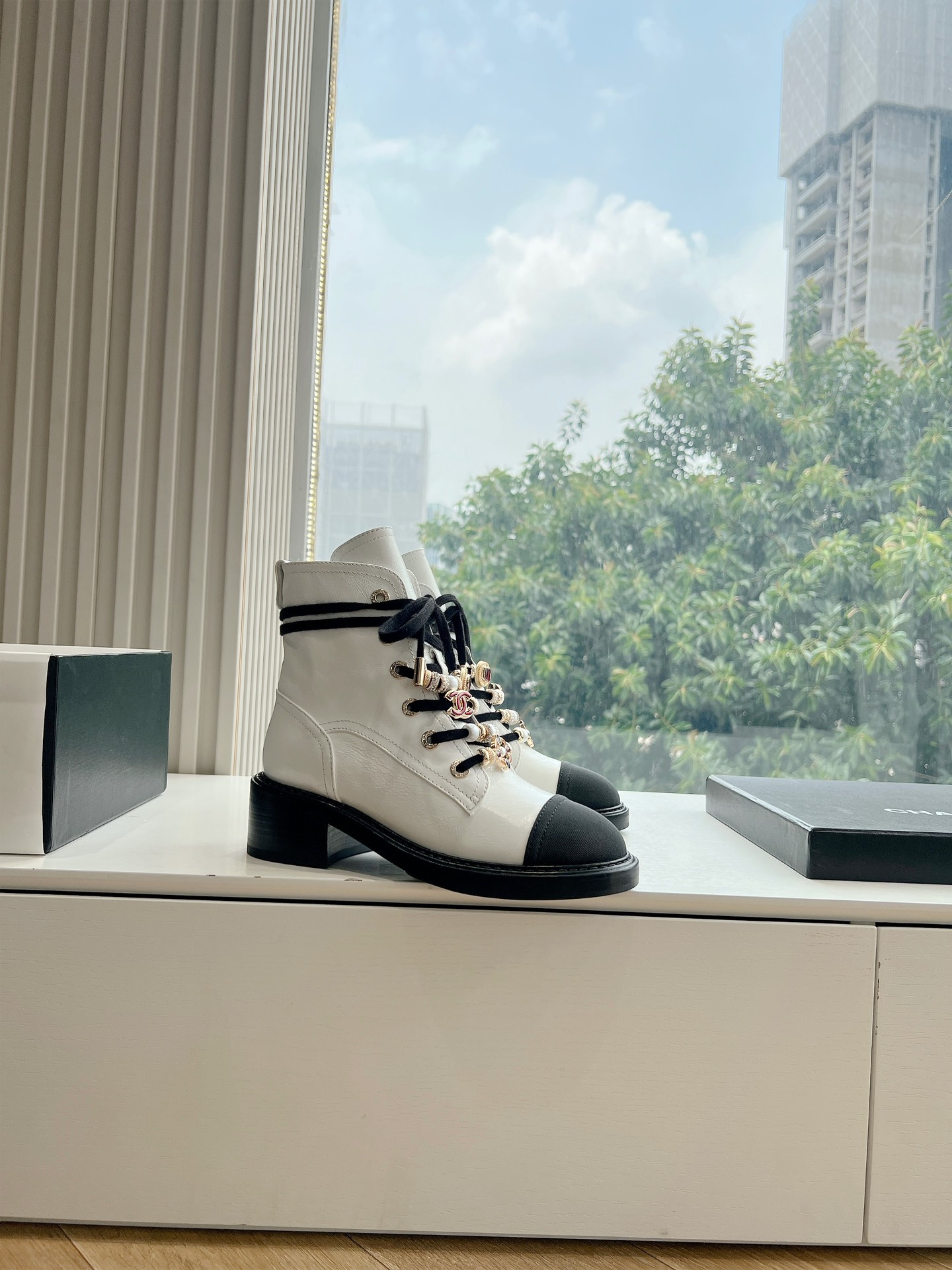 Bagsaaa Ch**el Combat Boots White Calfskin Strass & Metal G45856