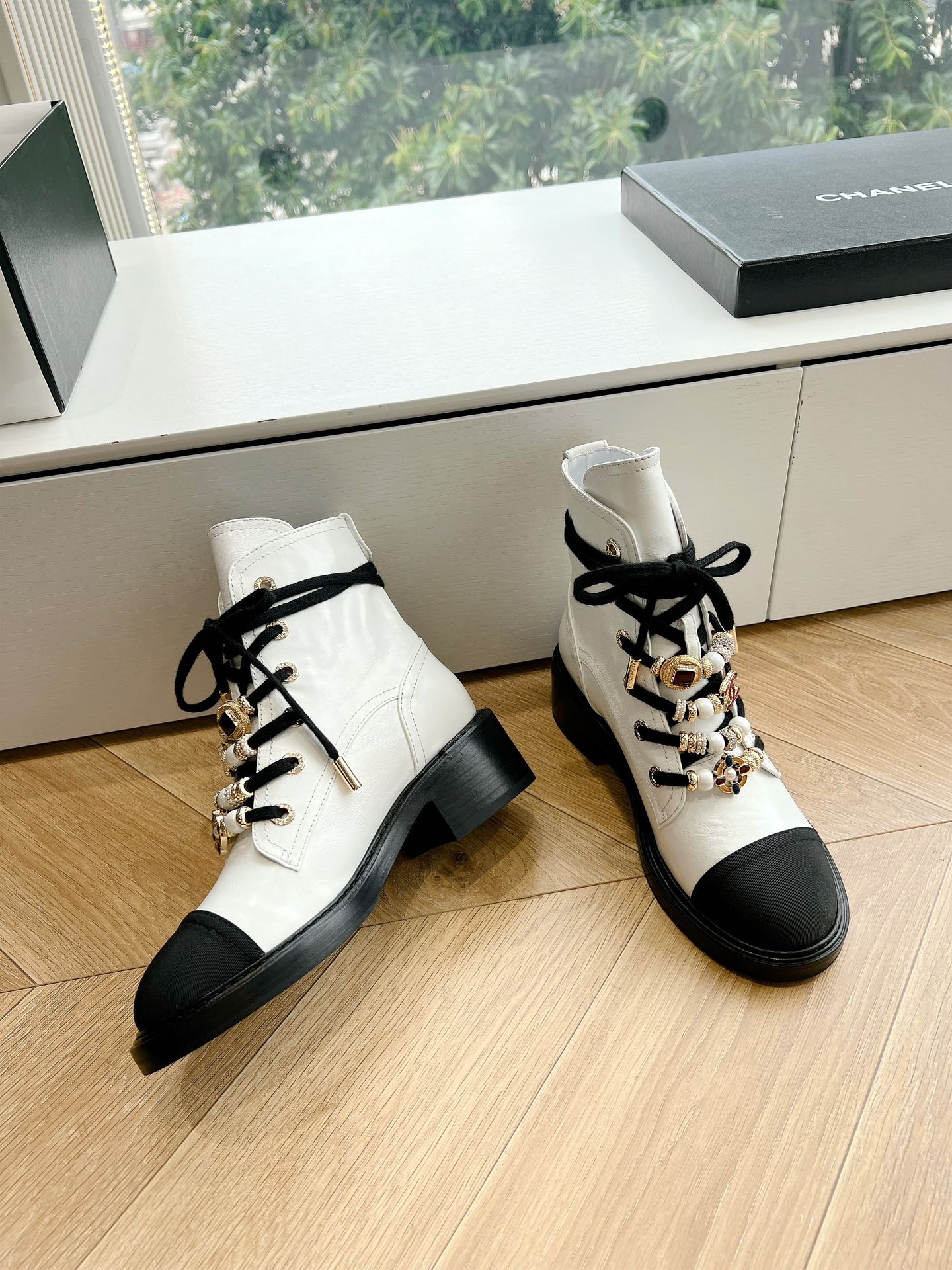 Bagsaaa Ch**el Combat Boots White Calfskin Strass & Metal G45856