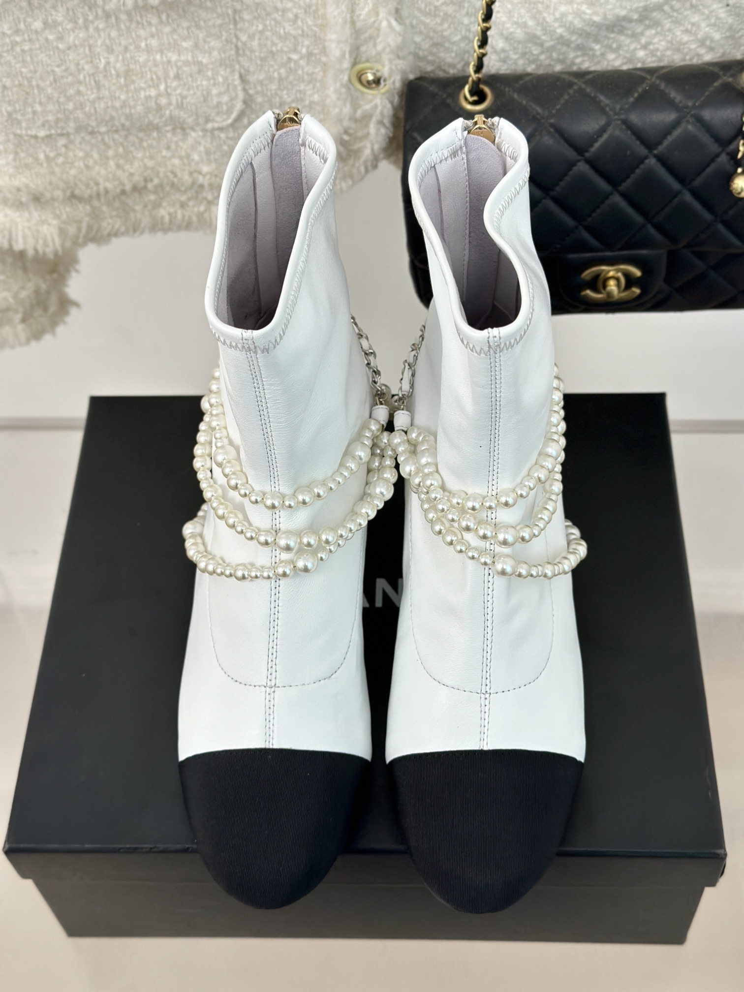 Bagsaaa Ch**el Short Boots White & Imitation Pearls G45794