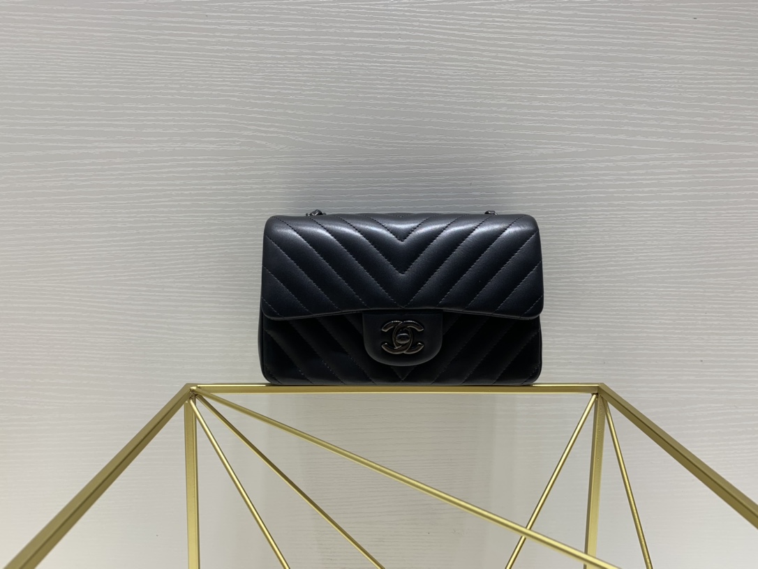 Bagsaaa Ch**el Chevron Full Black Lambskin - 20cm