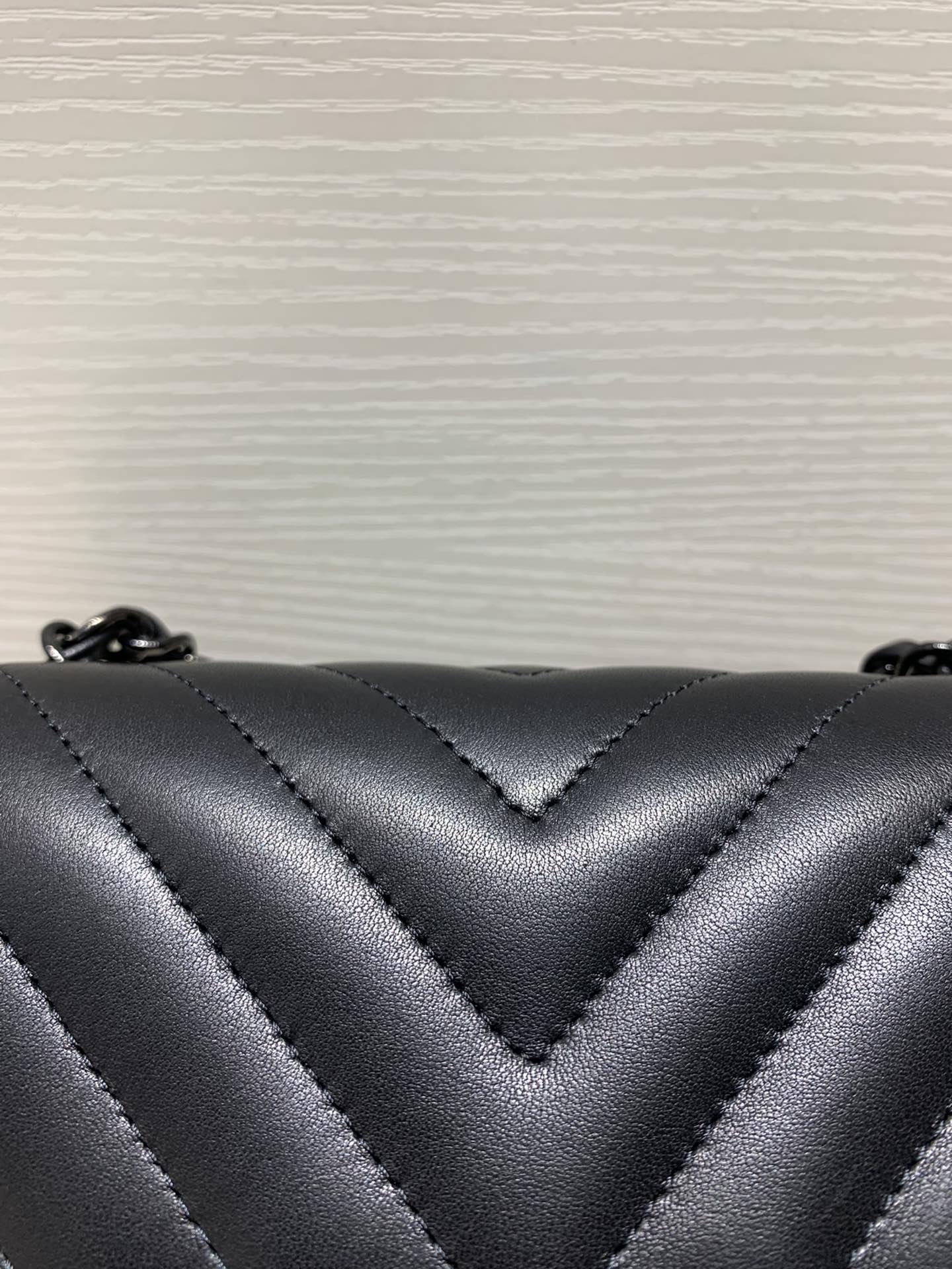 Bagsaaa Ch**el Chevron Full Black Lambskin - 20cm