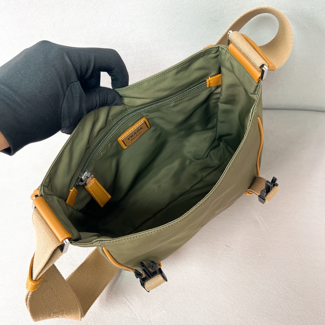 Bagsaaa Pra*a Re-Nylon and leather shoulder bag green - 20x19x10 cm