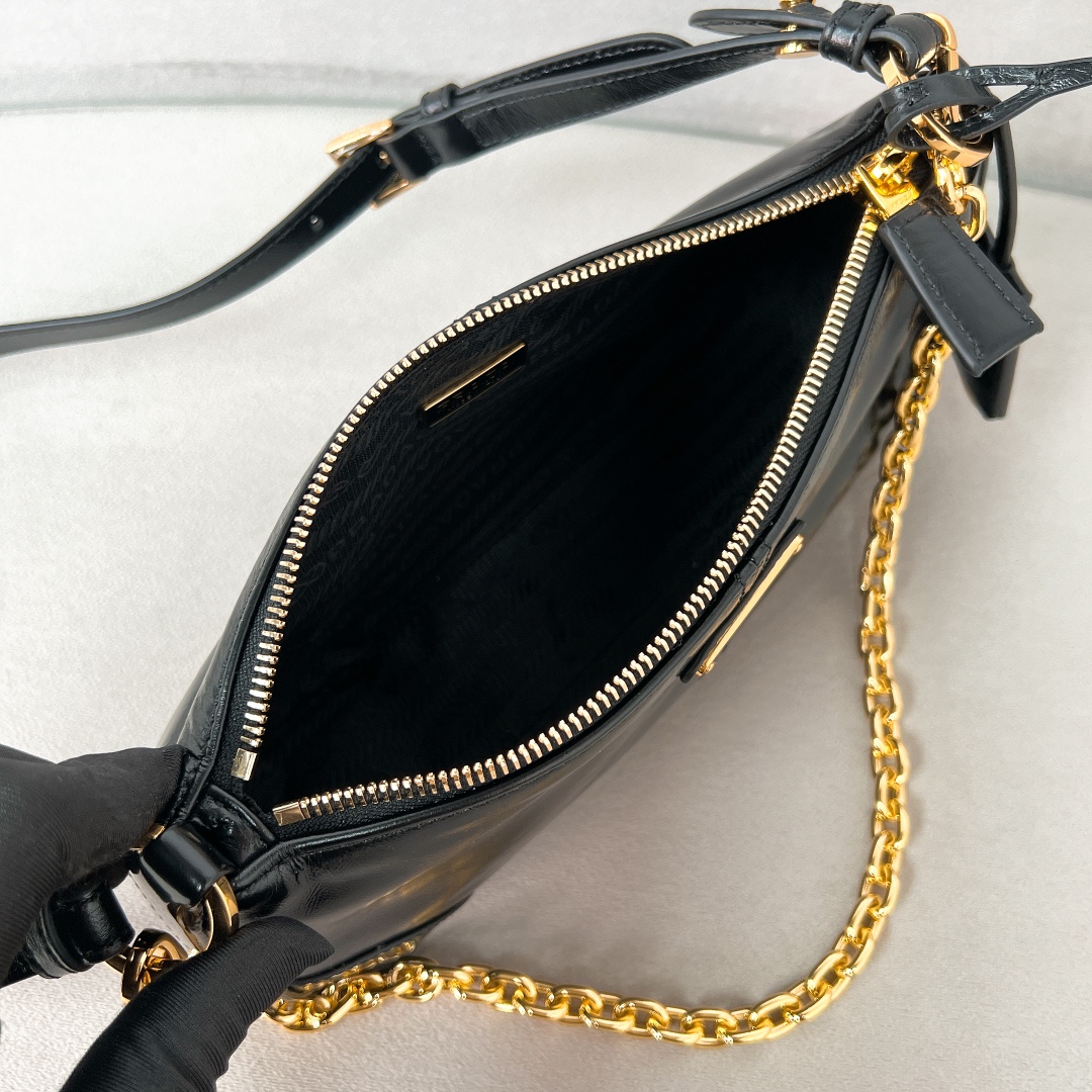 Bagsaaa Pra*a Re-Edition 2002 medium leather shoulder bag black - 26*11.5*6 cm