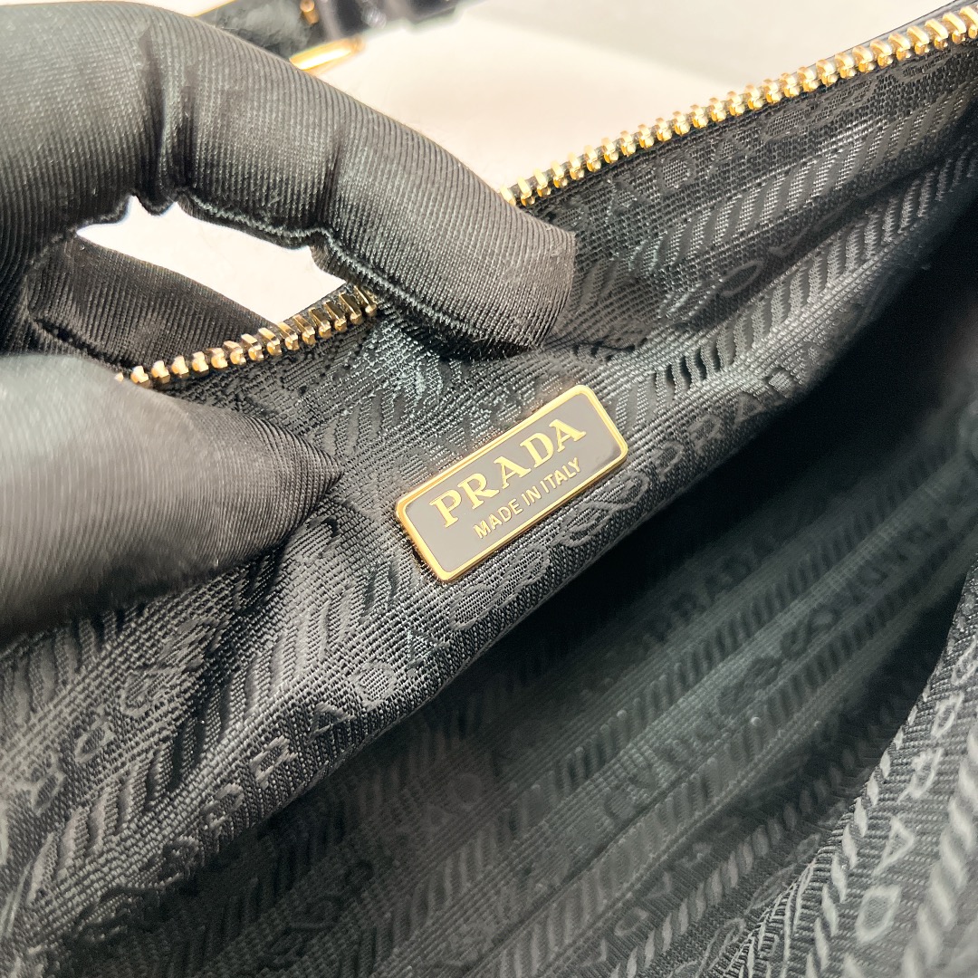 Bagsaaa Pra*a Re-Edition 2002 medium leather shoulder bag black - 26*11.5*6 cm