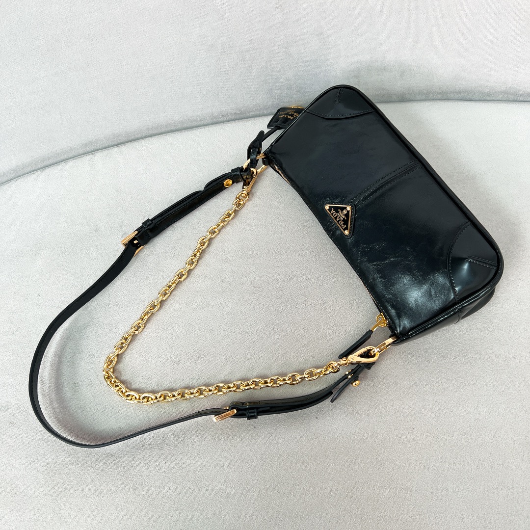 Bagsaaa Pra*a Re-Edition 2002 medium leather shoulder bag black - 26*11.5*6 cm