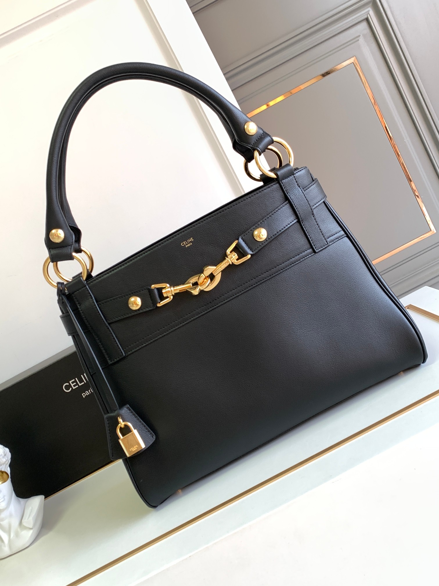 Bagsaaa Ce1i*e Medium Annabel Bag In S*pple Calfskin Black - 36.5 X 28.5 X 10 CM