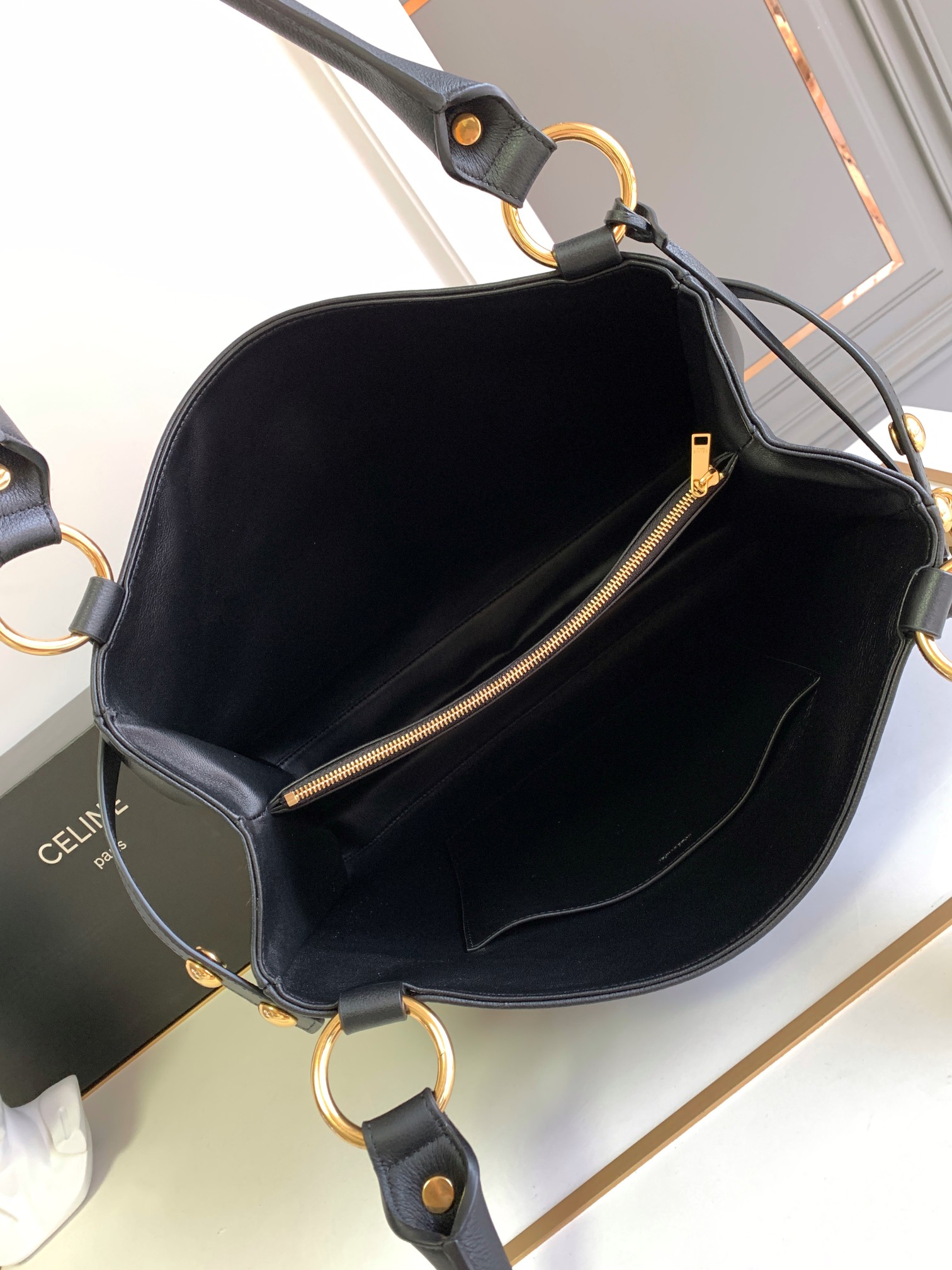 Bagsaaa Ce1i*e Medium Annabel Bag In S*pple Calfskin Black - 36.5 X 28.5 X 10 CM