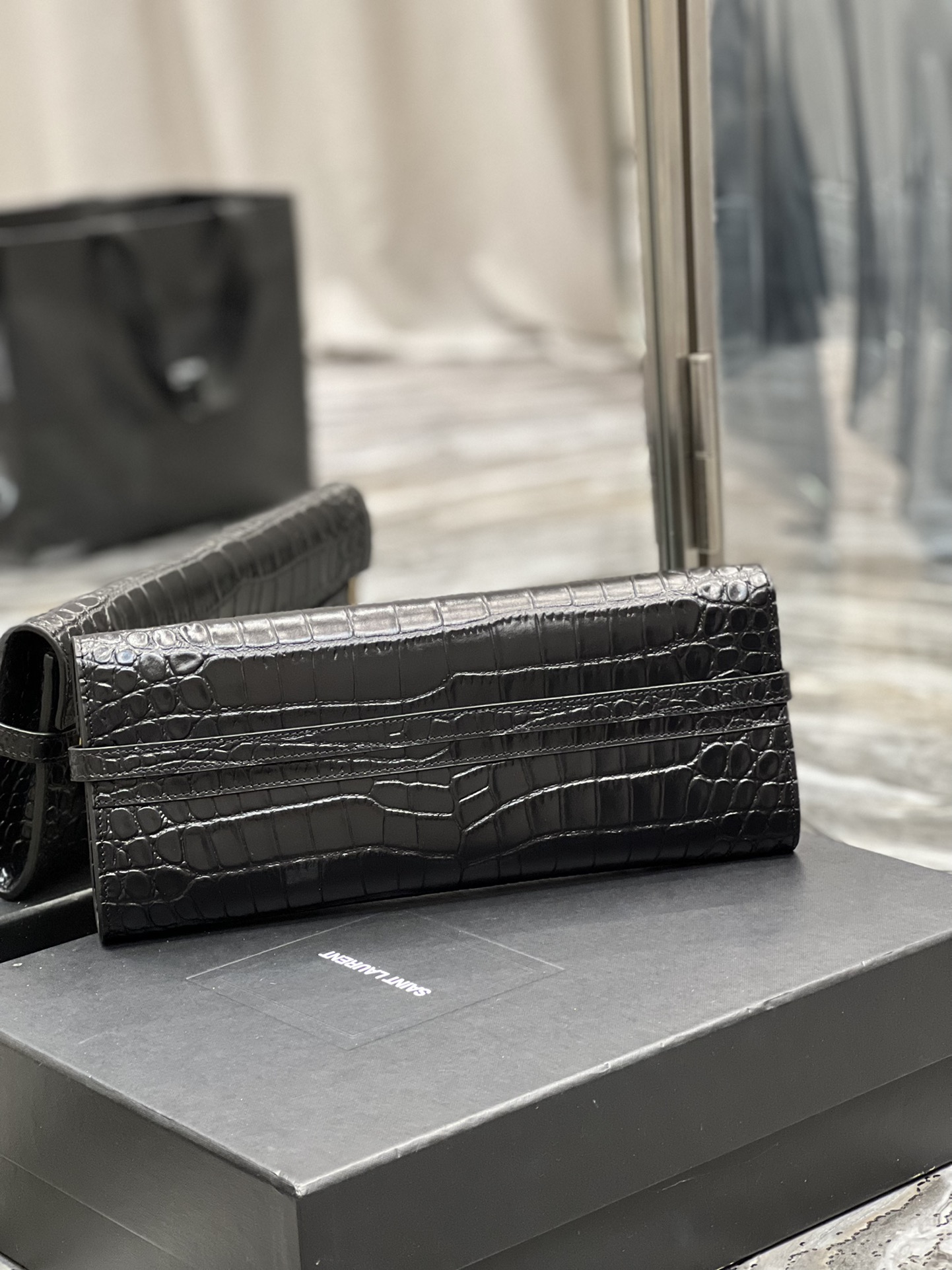 Bagsaaa Y51 Manhattan Clutch In Crocodile-Embossed Leather black - 31 X 14 X 3 CM