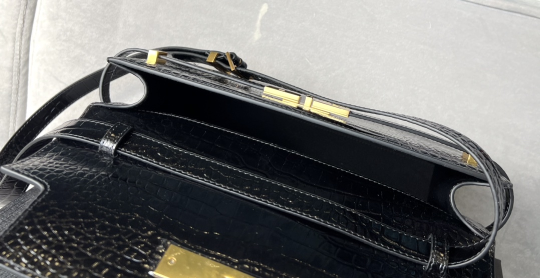 Bagsaaa Y51 Manhattan In Shiny Crocodile-Embossed Leather Black - 29 x 20 x 7,5 CM