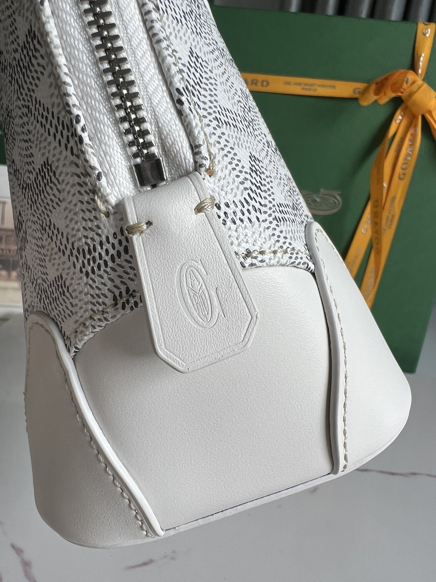 Bagsaaa G09ard Vendôme Mini Bag White - 23 x 10.5 x 18.5 cm