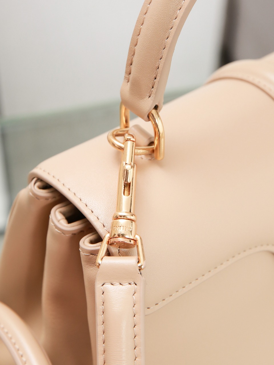 Bagsaaa Ce1i*e Small 16 Bag in Natural Calfskin Beige - 23 x 18 x 10 CM